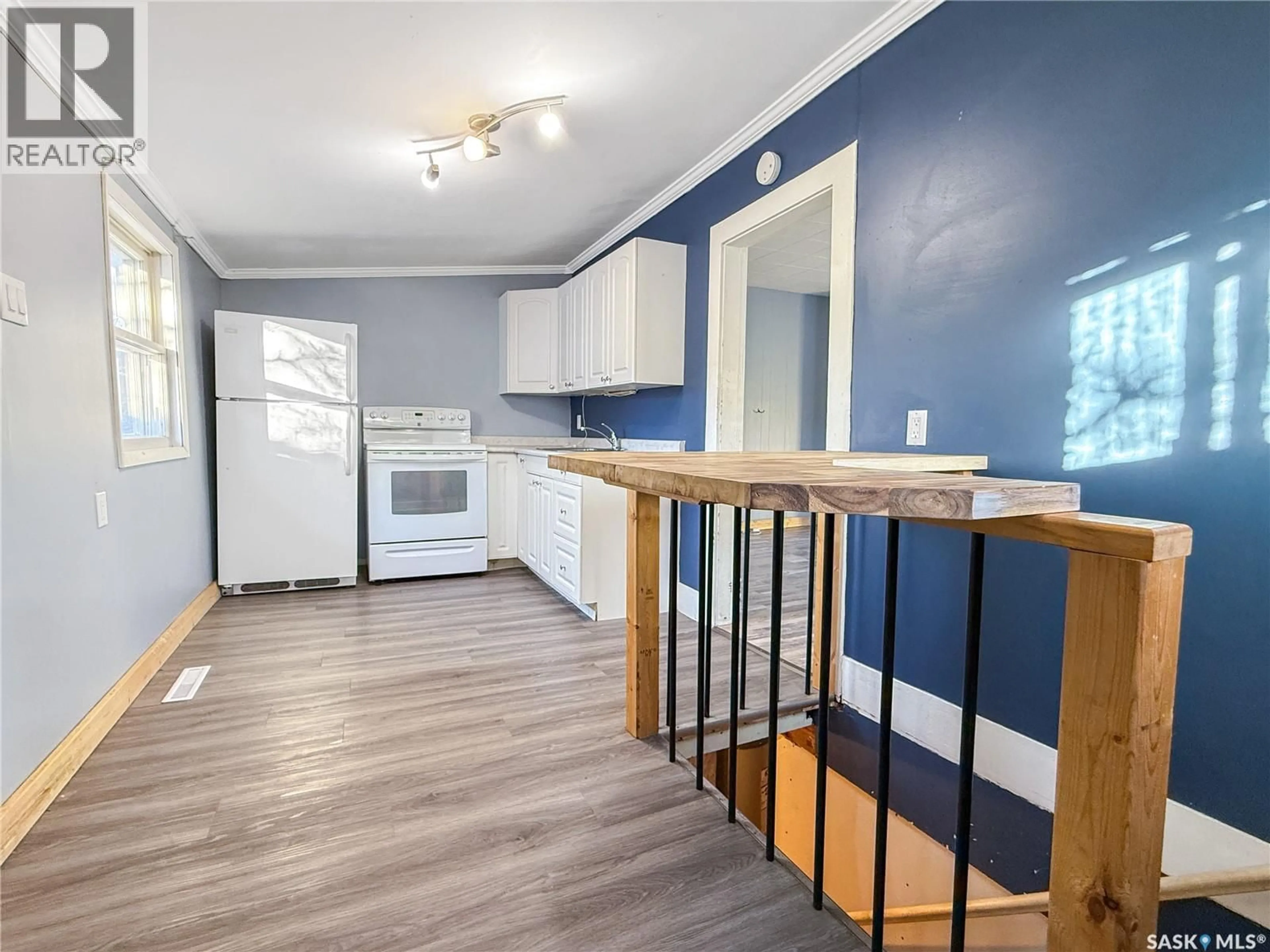 Open concept kitchen, wood/laminate floor for 240 8TH AVENUE, Swift Current Saskatchewan S9H2P4