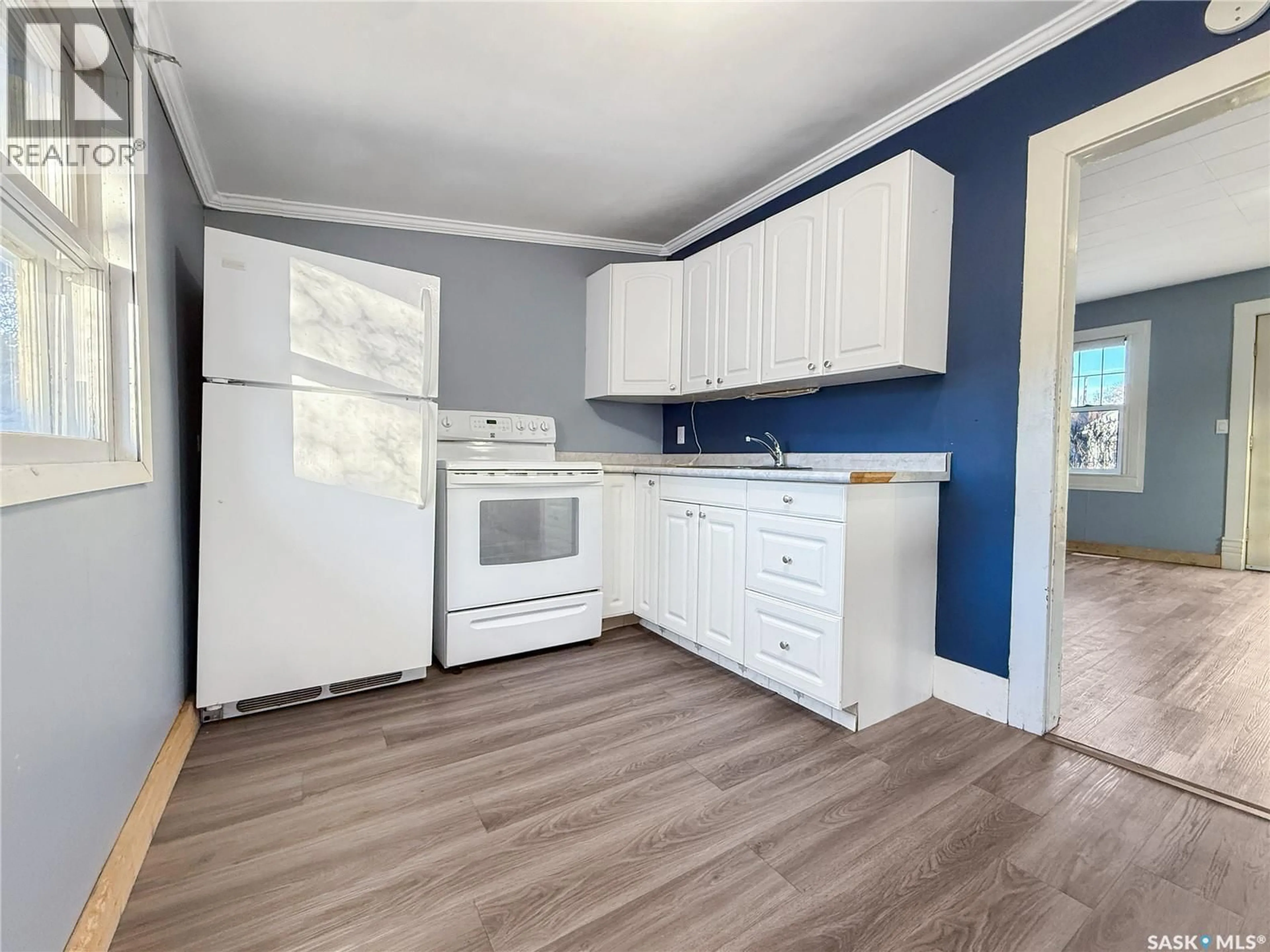 Standard kitchen, wood/laminate floor for 240 8TH AVENUE, Swift Current Saskatchewan S9H2P4