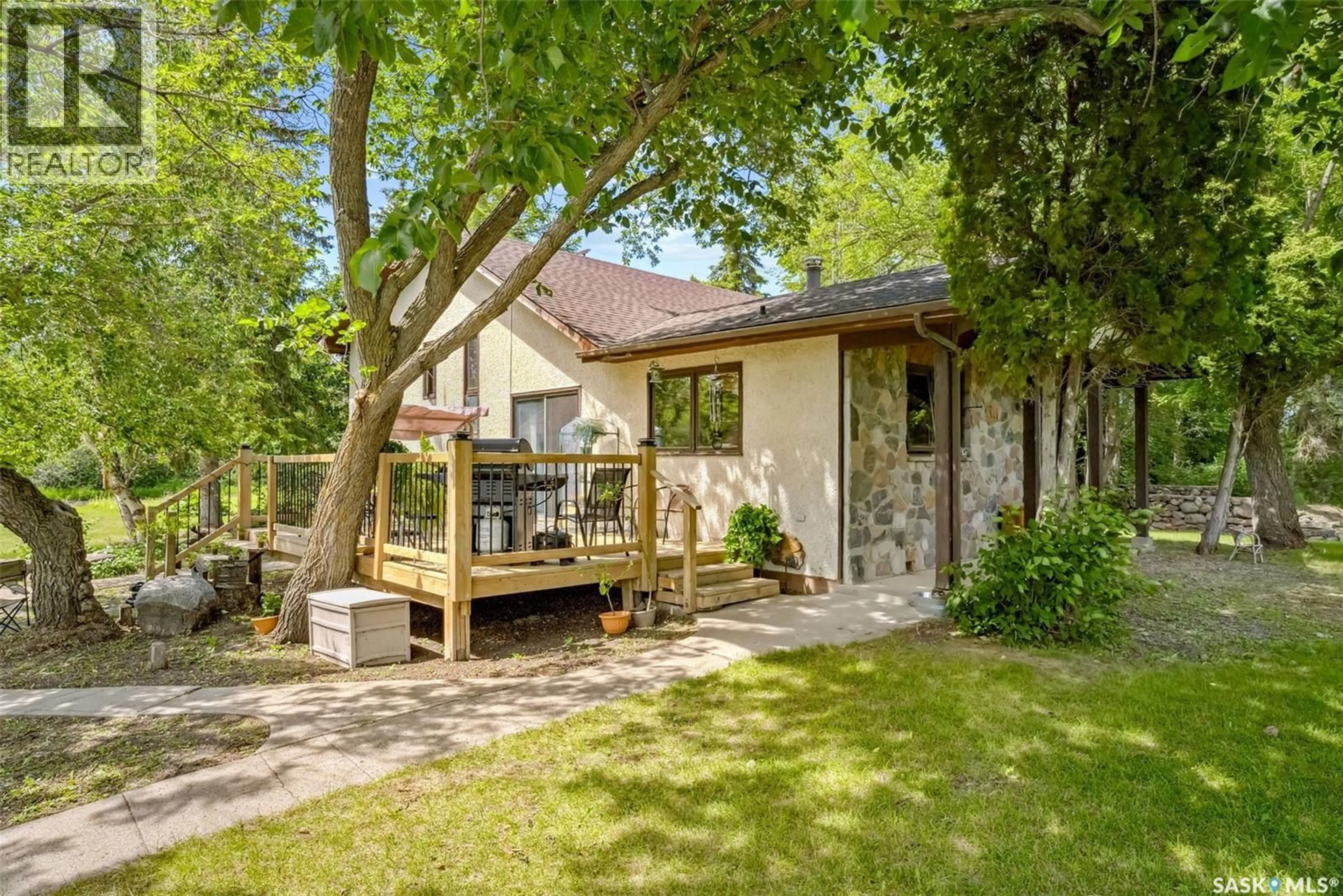 Patio, street for NORMAN AND MAXINE GIERL YARD, Leroy Rm No. 339 Saskatchewan S0K2P0