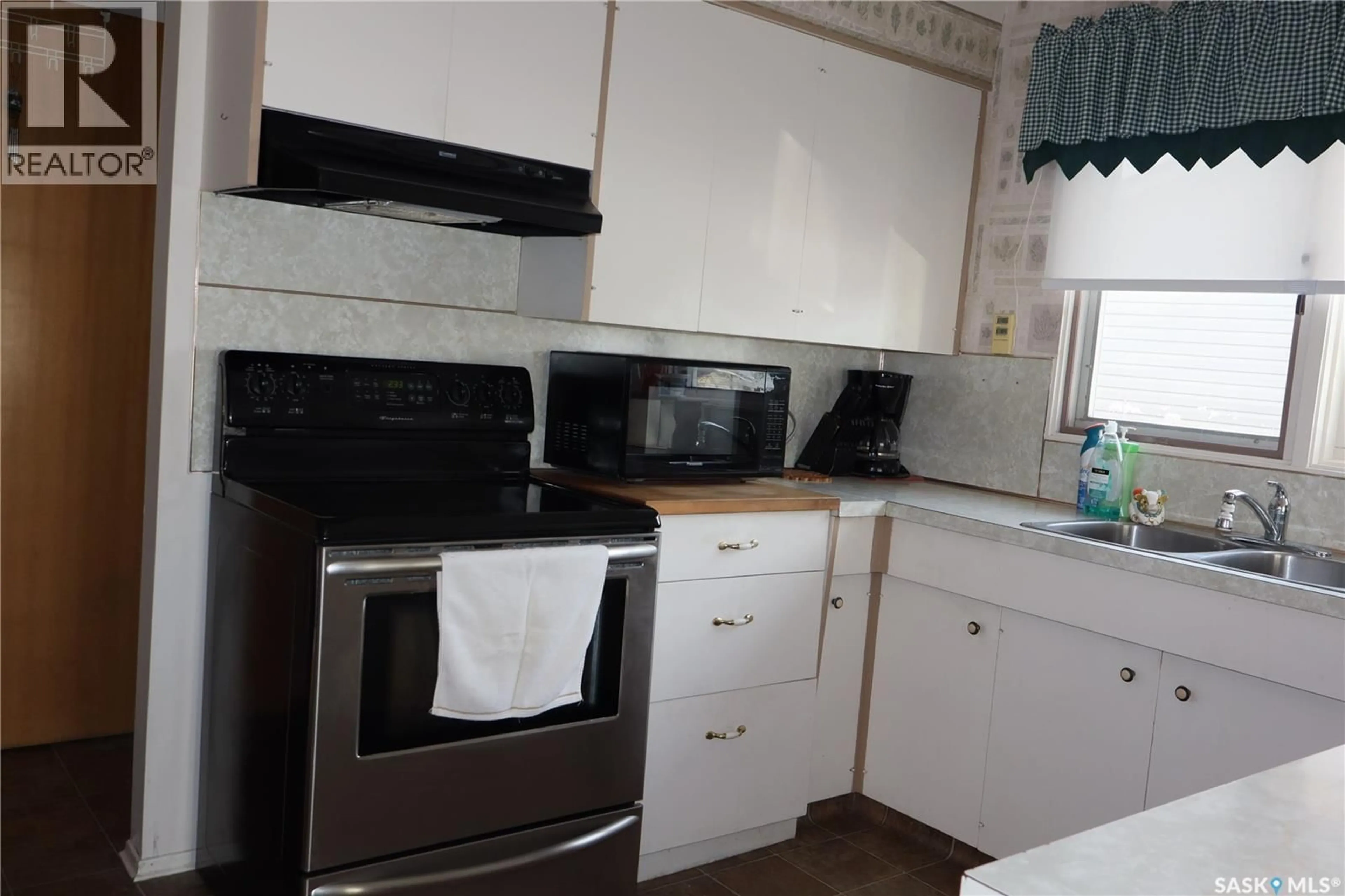 Standard kitchen, unknown for 32 KASPER CRESCENT, Assiniboia Saskatchewan S0H0B0