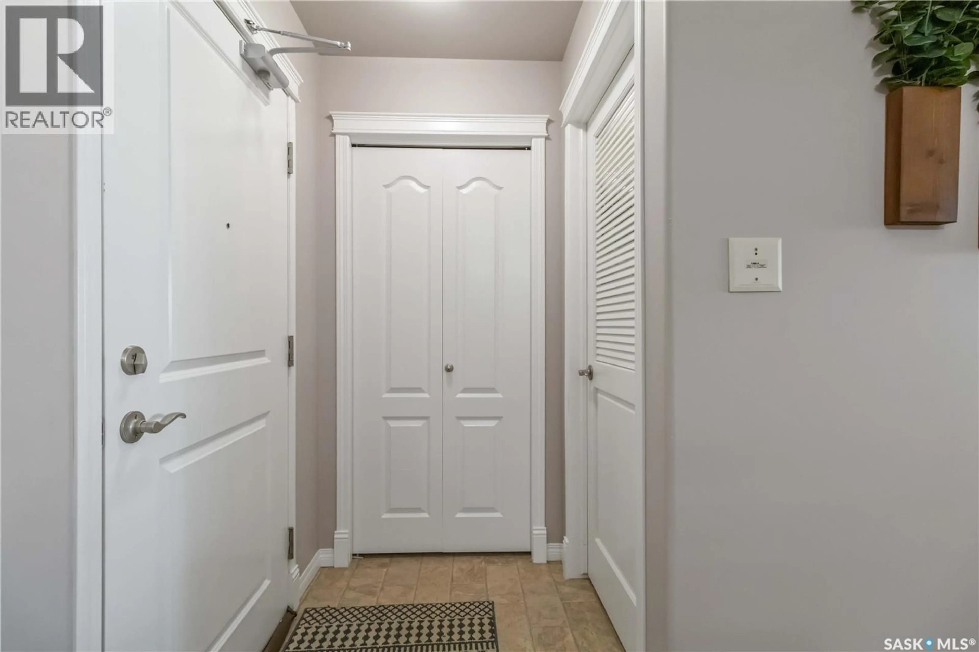 Indoor entryway for 305 110 ARMISTICE WAY, Saskatoon Saskatchewan S7J5L8
