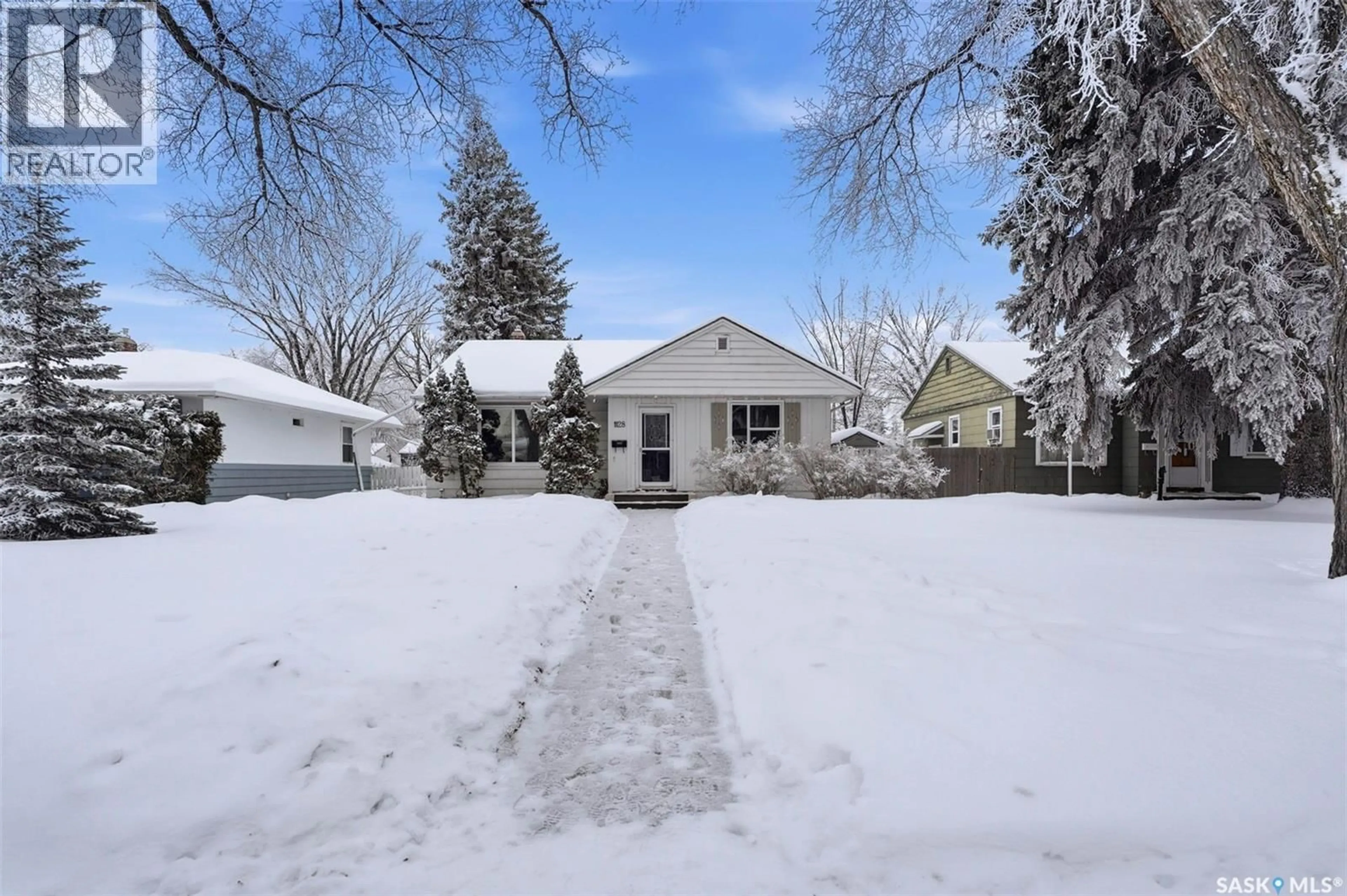 A pic from outside/outdoor area/front of a property/back of a property/a pic from drone, street for 1128 4TH STREET, Saskatoon Saskatchewan S7H1K8