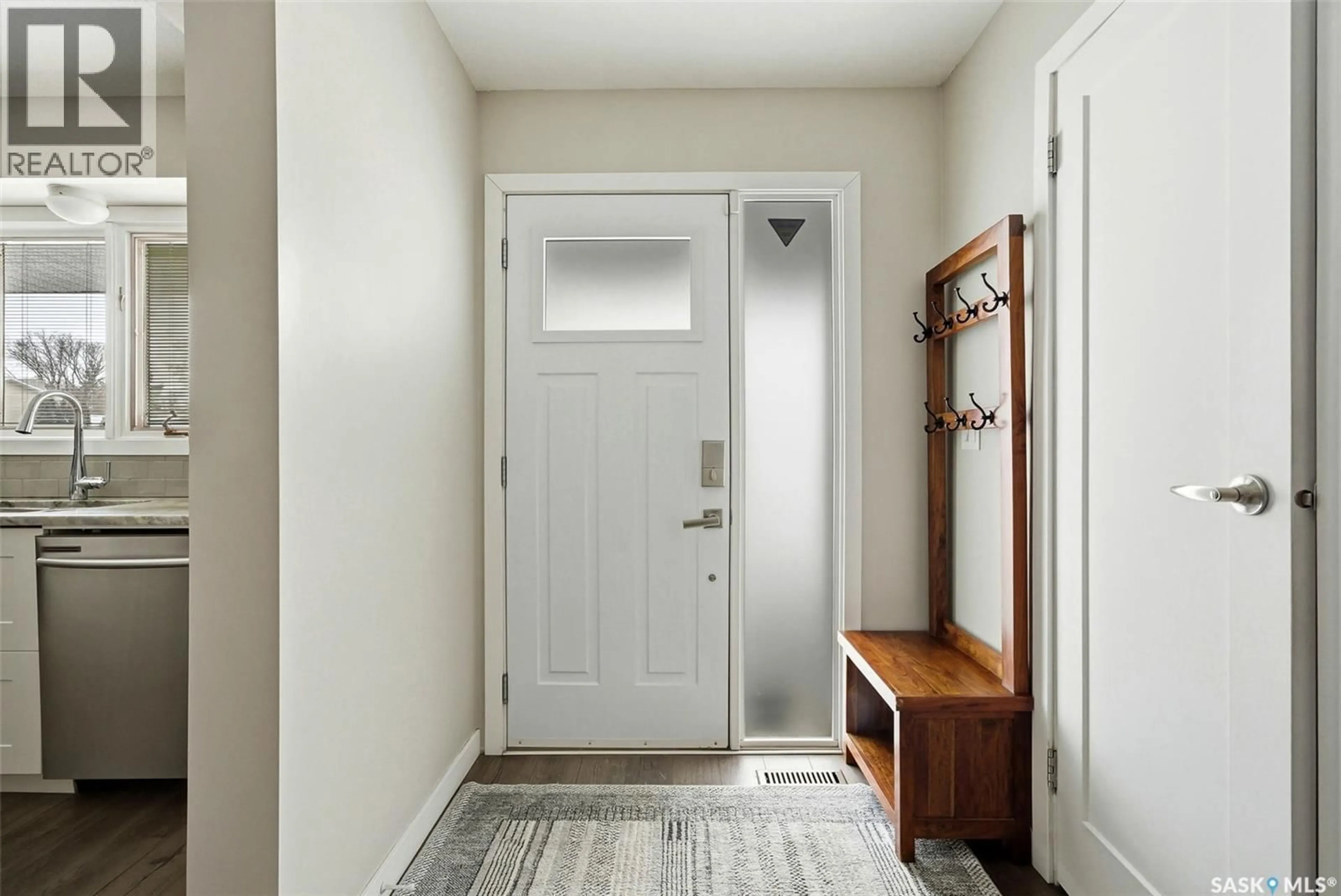 Indoor entryway for 198 PLAINSVIEW DRIVE, Regina Saskatchewan S4S6L2