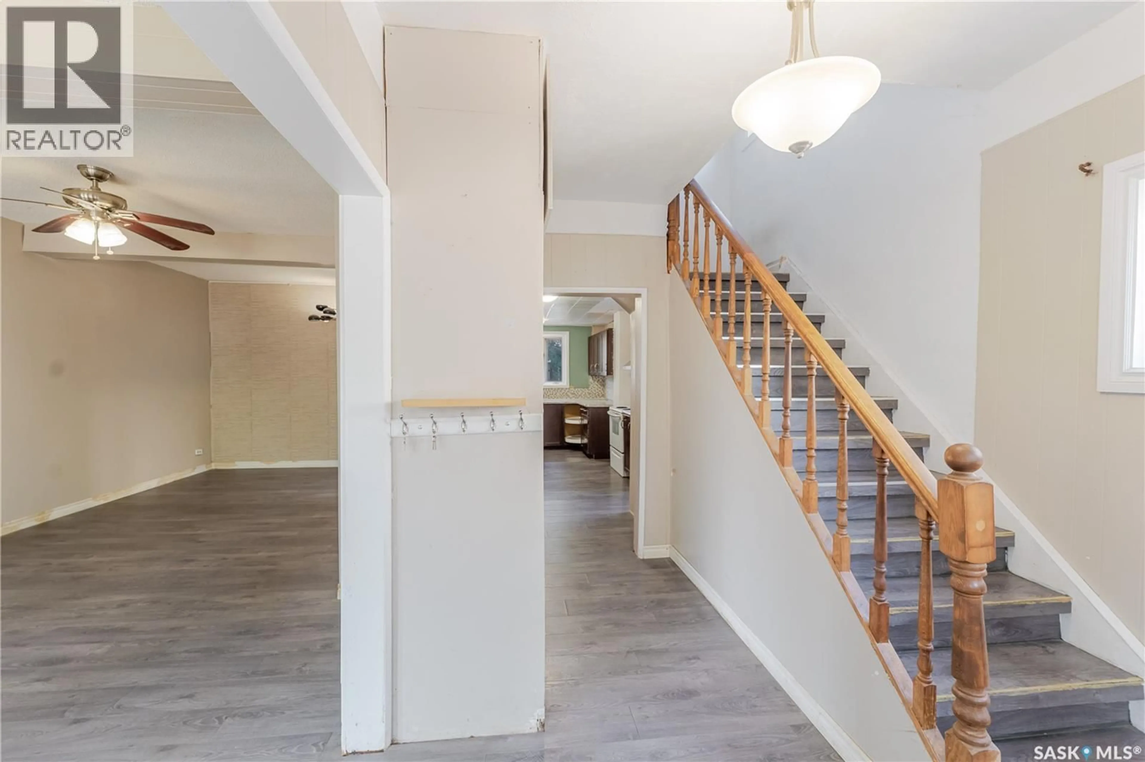 Indoor foyer for 946 STADACONA STREET, Moose Jaw Saskatchewan S6H2A8