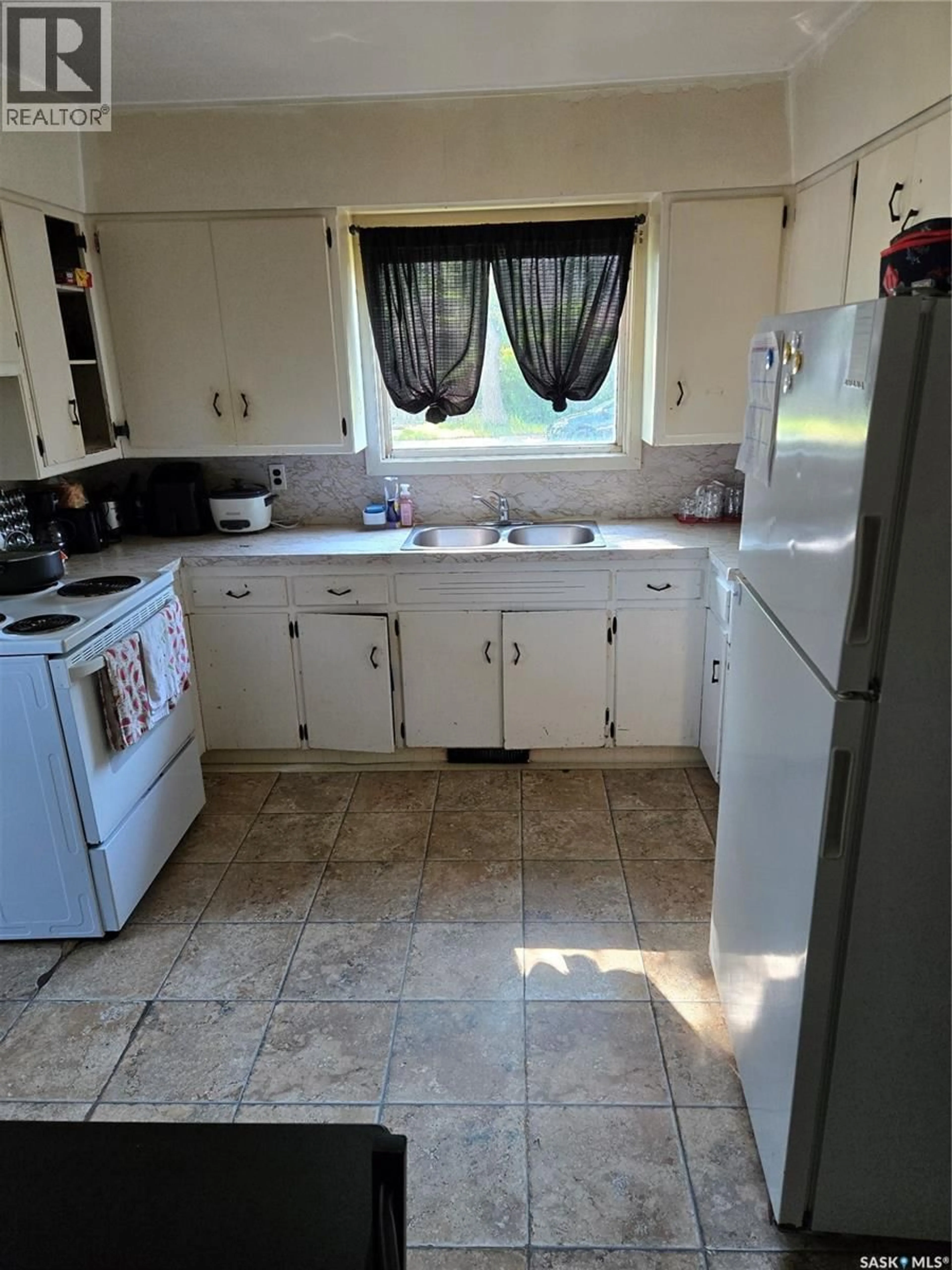 Standard kitchen, unknown for 701 3RD STREET, Estevan Saskatchewan S4A0P7