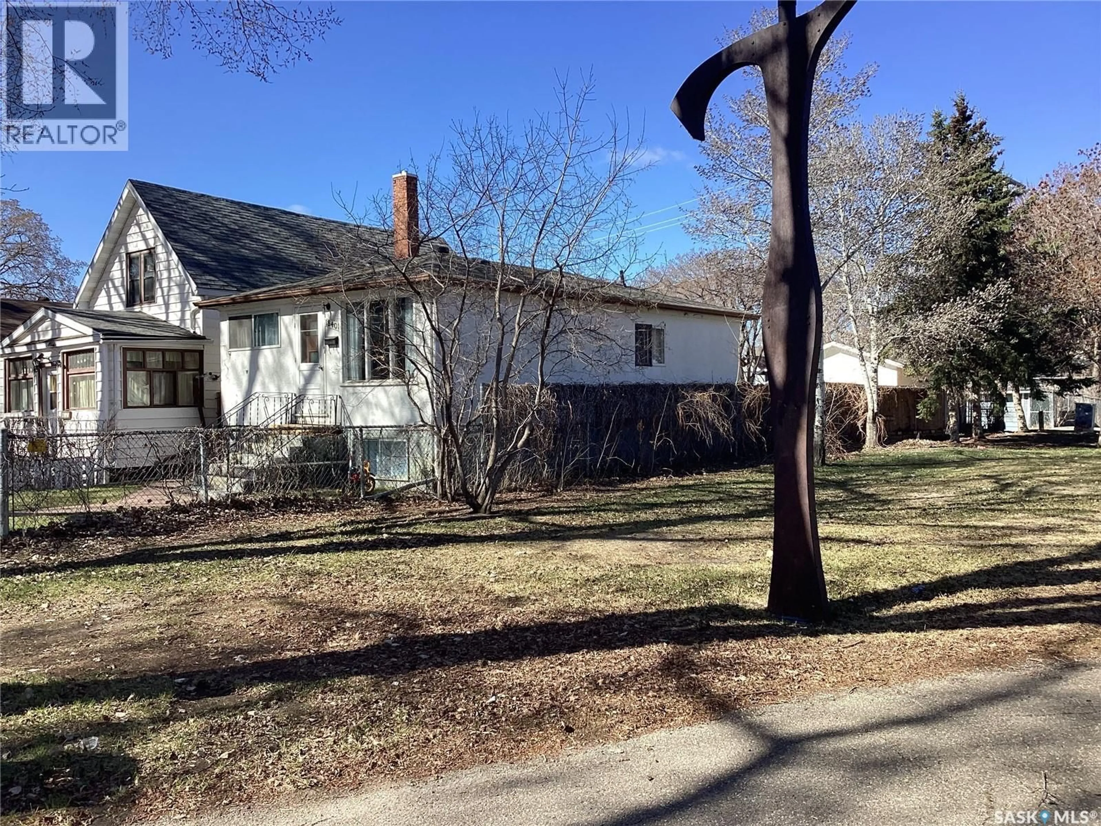 A pic from outside/outdoor area/front of a property/back of a property/a pic from drone, street for 1840 QUEBEC STREET, Regina Saskatchewan S4P1J5