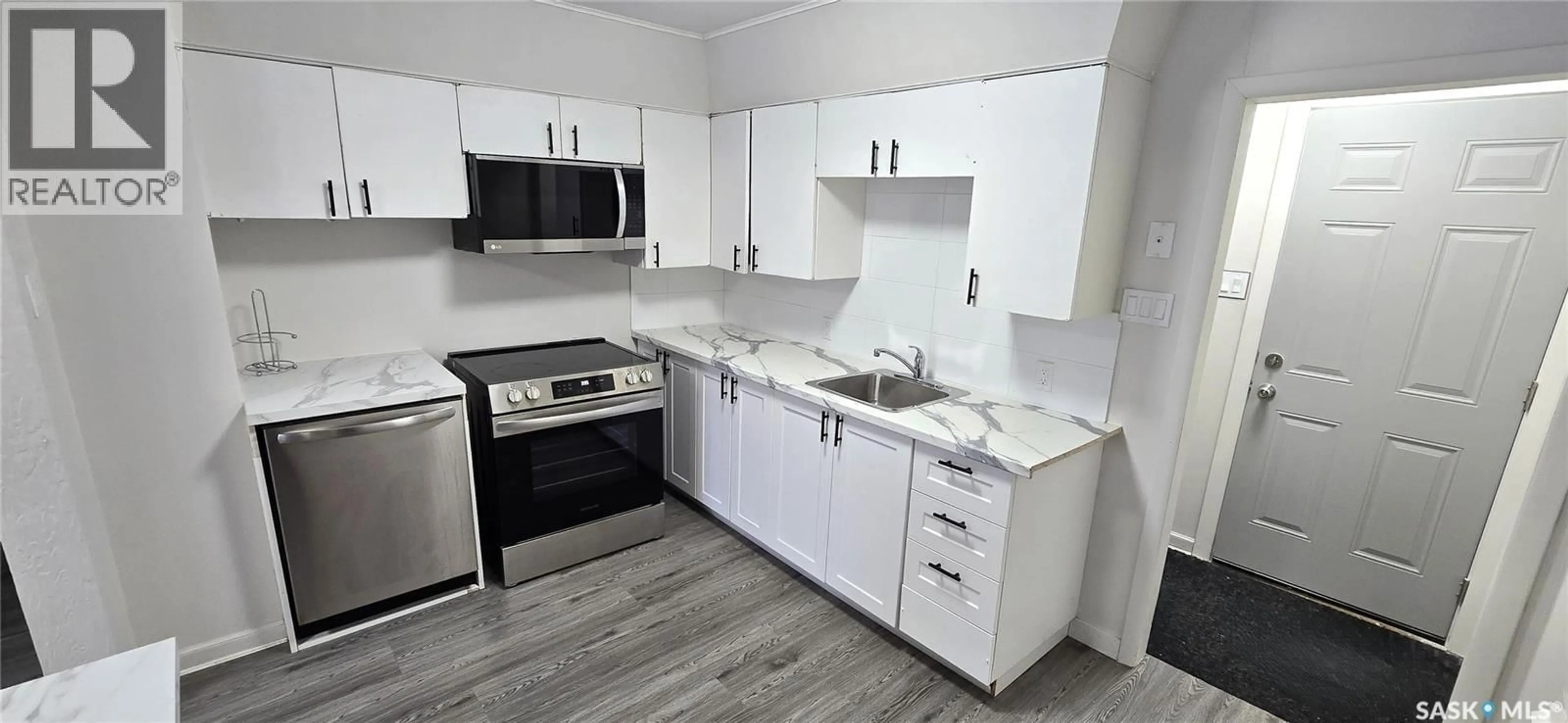 Standard kitchen, unknown for 700 MONTAGUE STREET, Regina Saskatchewan S4T3G9