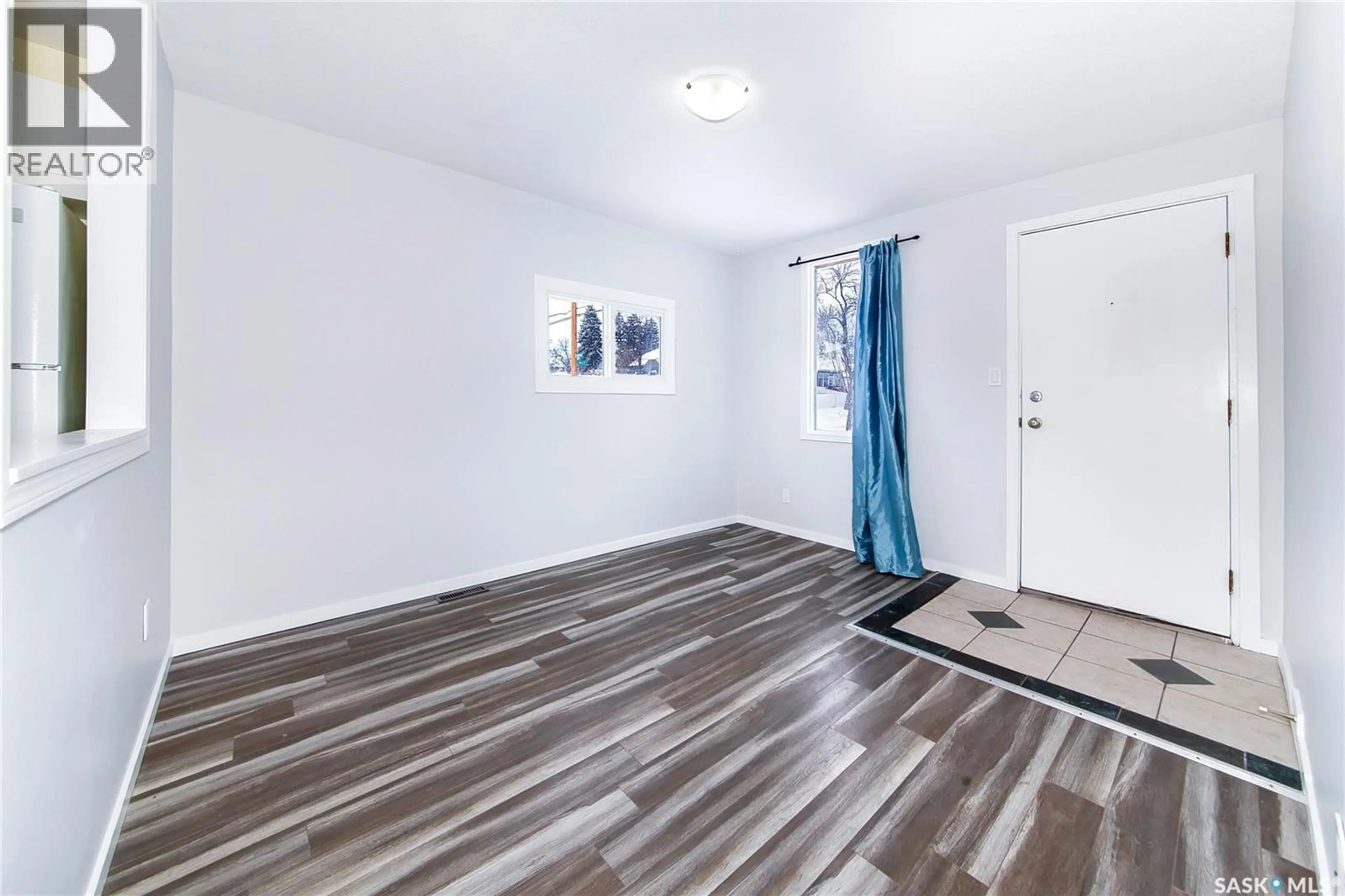 Indoor entryway for 919 23RD STREET, Saskatoon Saskatchewan S7L0A5