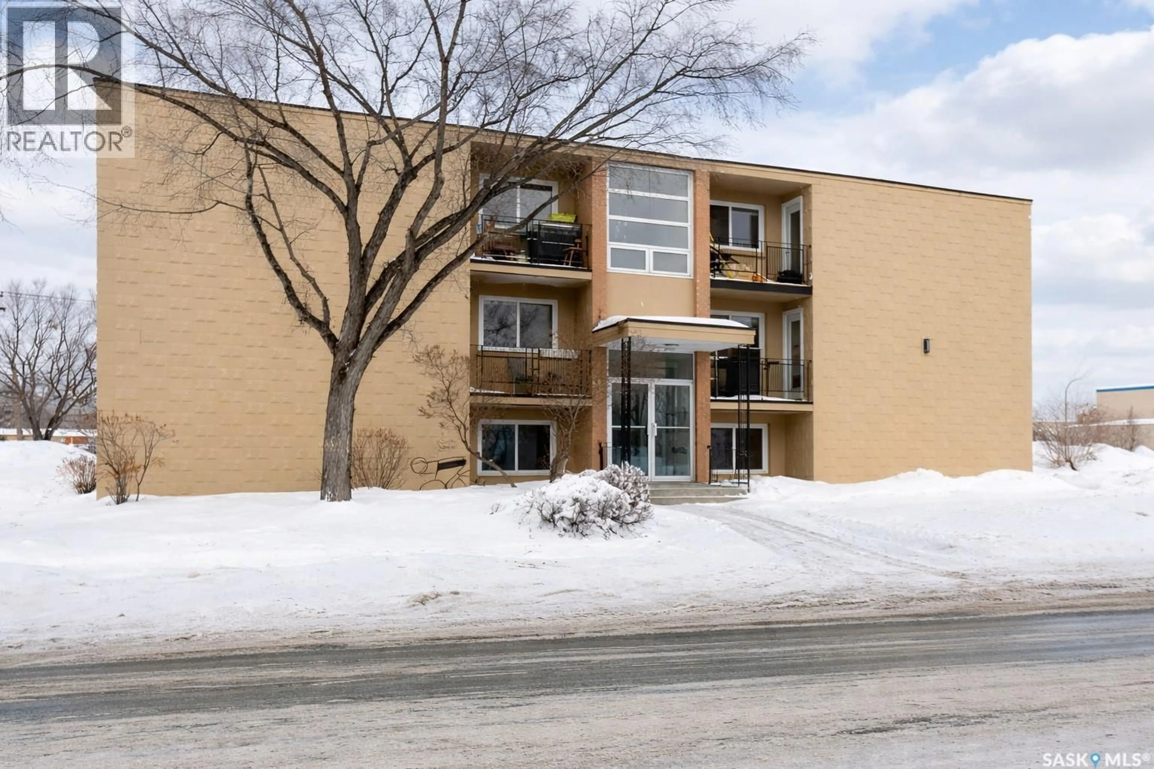 Indoor foyer for N - 8 2620 5TH STREET, Regina Saskatchewan S4R5E5