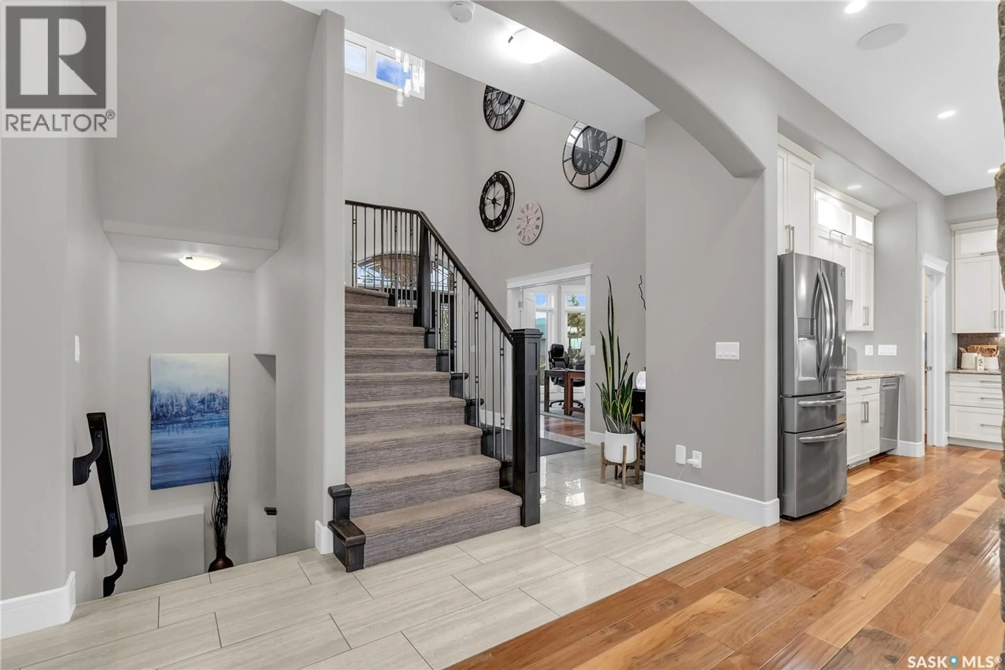 Indoor foyer for 250 WHALLEY CRESCENT, Saskatoon Saskatchewan S7T0E6
