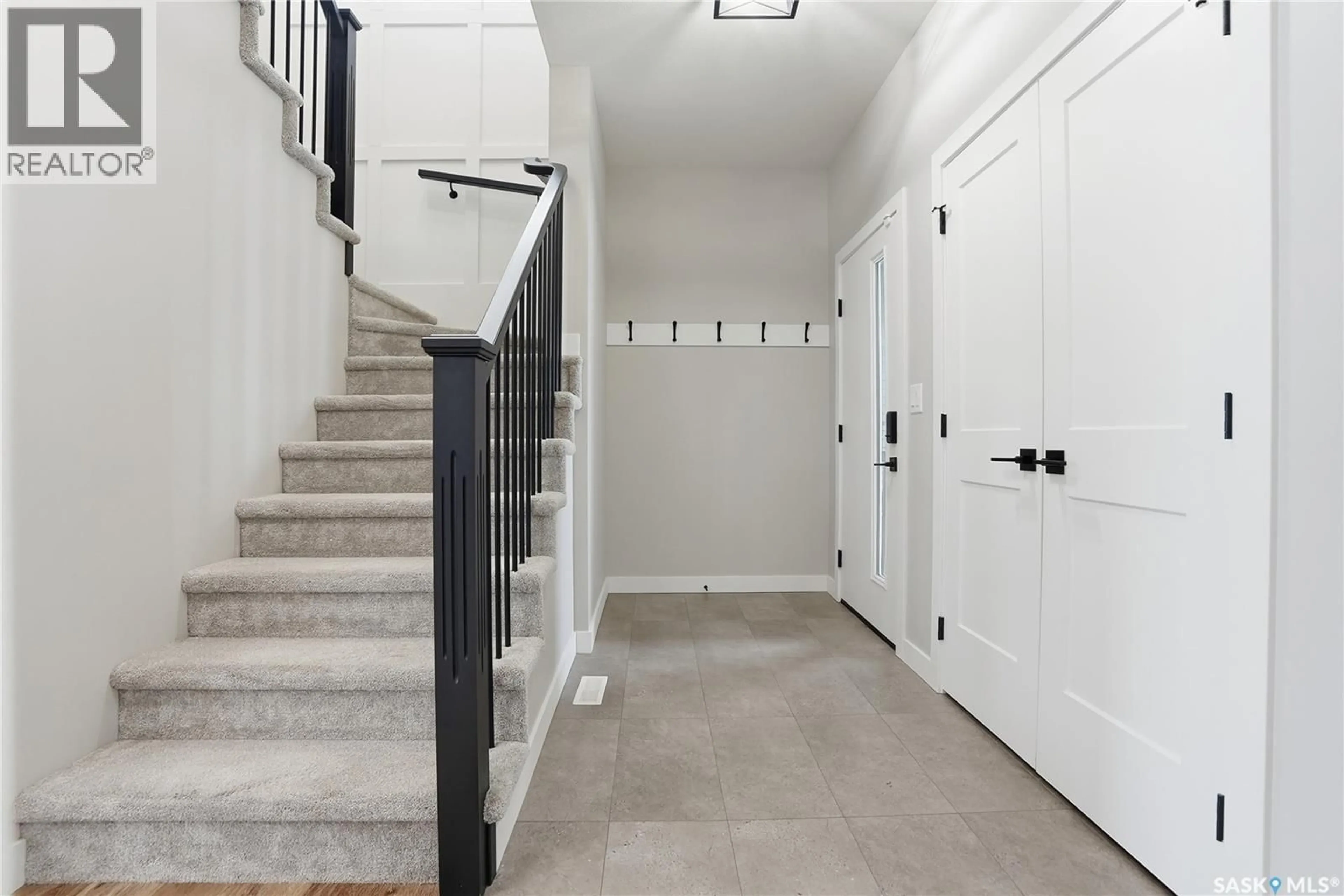 Indoor entryway for 330 ANISKOTAW BEND, Saskatoon Saskatchewan S7V1M1