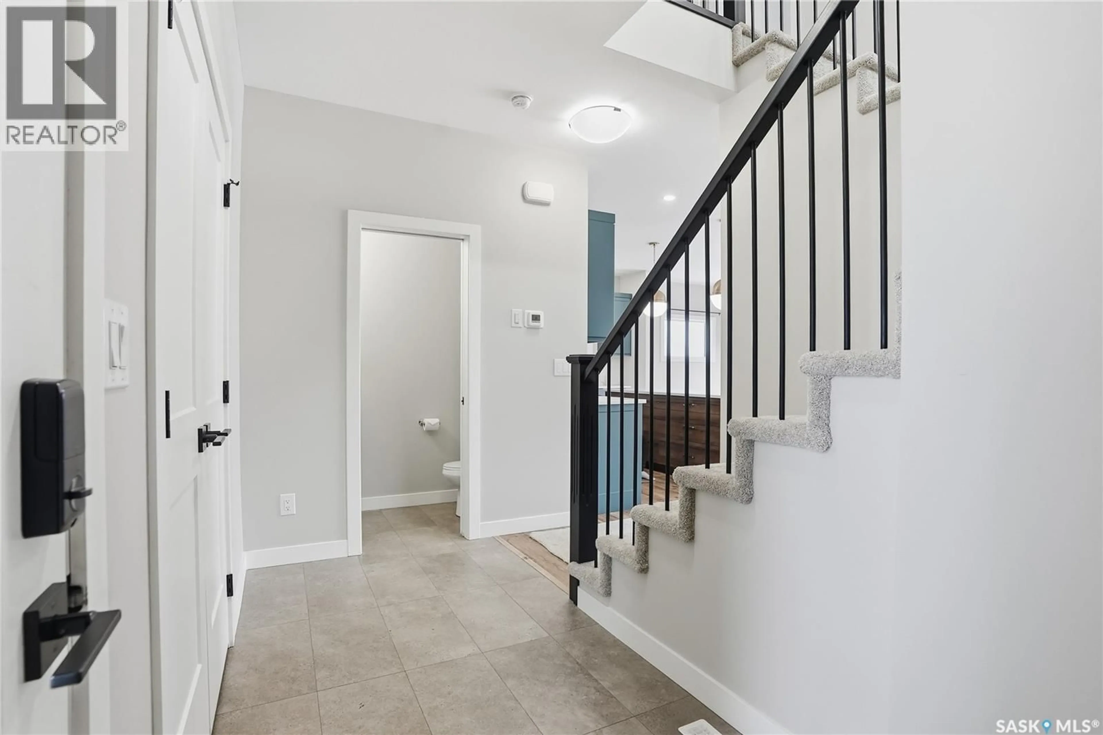 Indoor entryway for 330 ANISKOTAW BEND, Saskatoon Saskatchewan S7V1M1