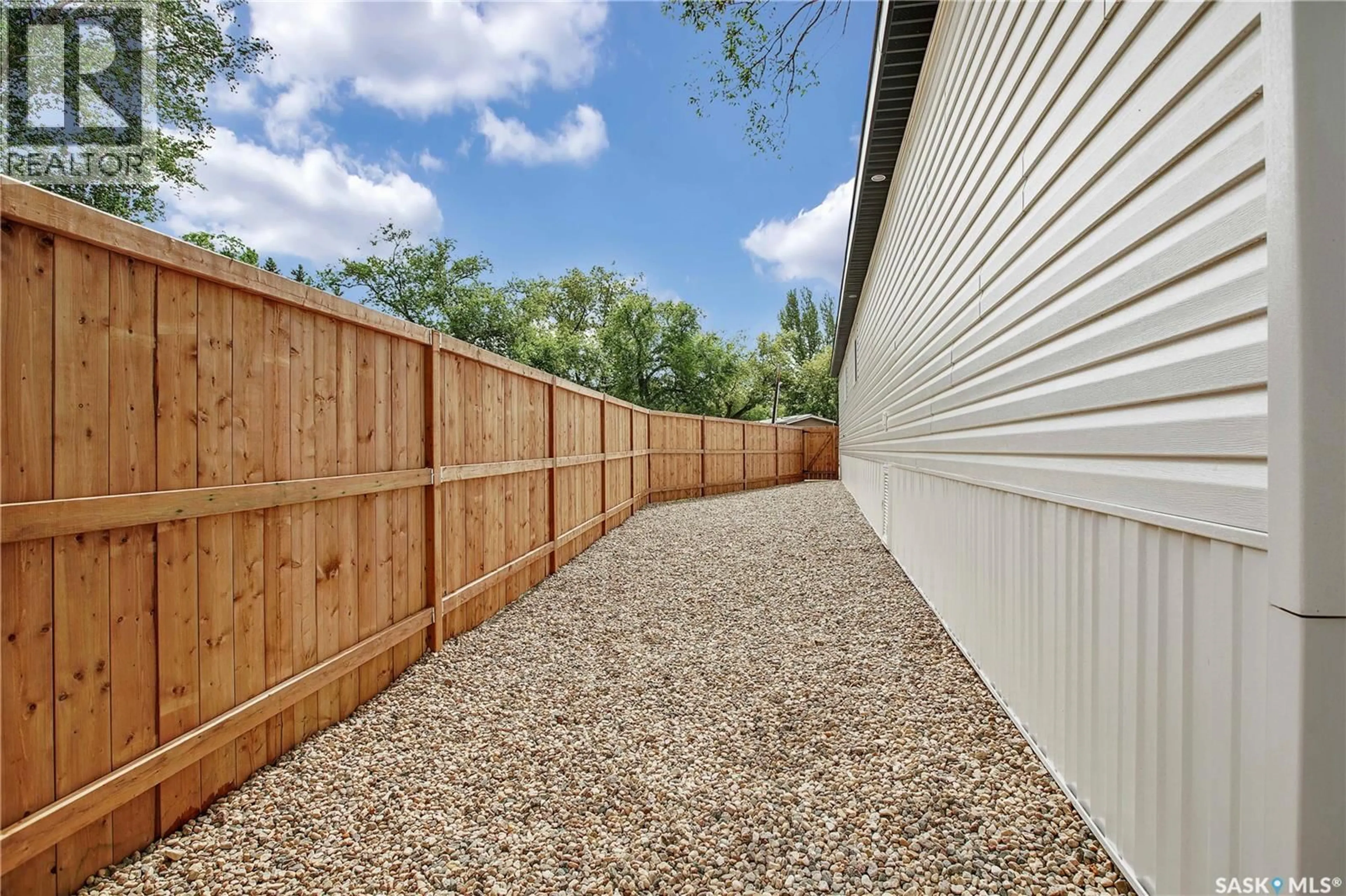 Patio, street for 320 1524 RAYNER AVENUE, Saskatoon Saskatchewan S7N2P8