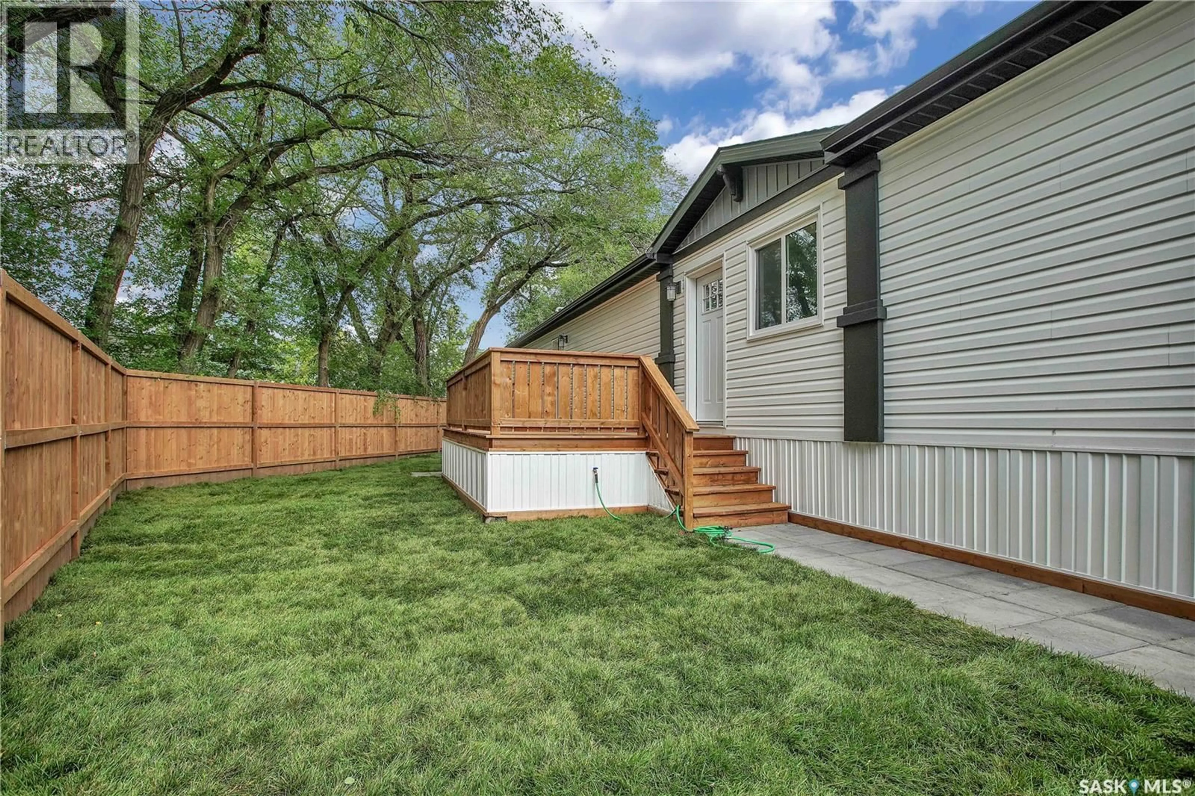 Patio, street for 320 1524 RAYNER AVENUE, Saskatoon Saskatchewan S7N2P8