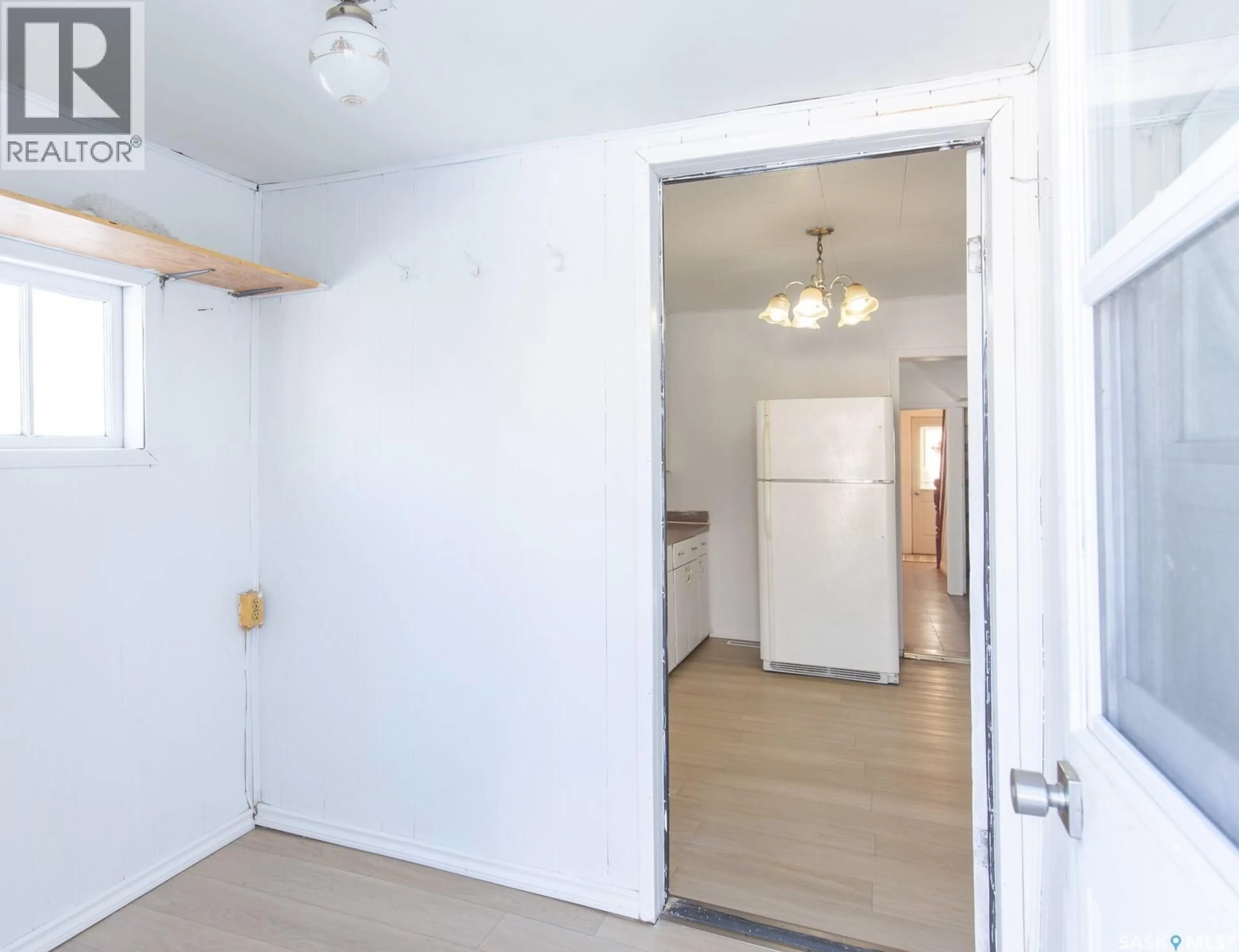 Indoor entryway for 404 FAIRFORD STREET, Moose Jaw Saskatchewan S6H1W2