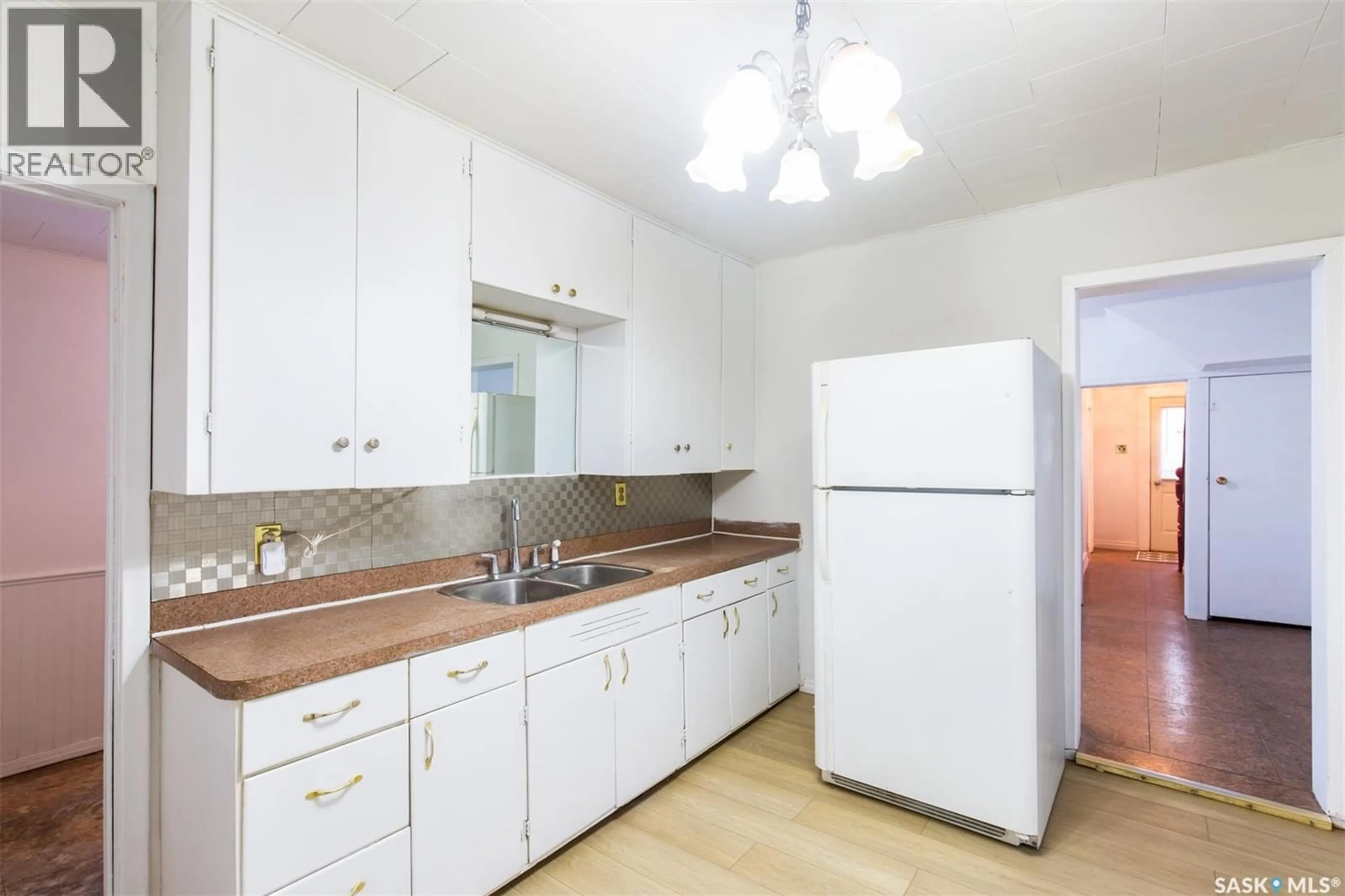 Standard kitchen, unknown for 404 FAIRFORD STREET, Moose Jaw Saskatchewan S6H1W2