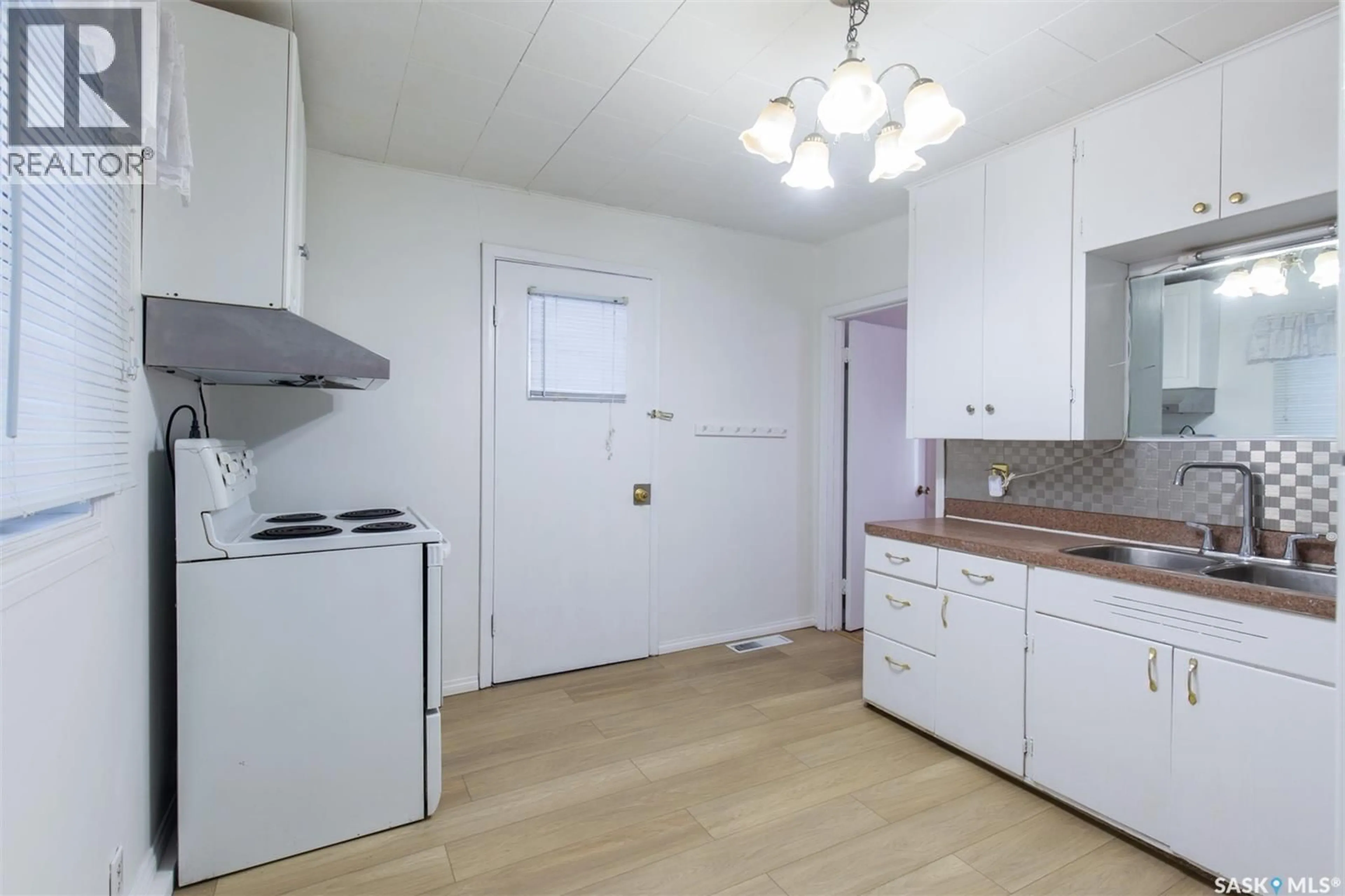 Standard kitchen, wood/laminate floor for 404 FAIRFORD STREET, Moose Jaw Saskatchewan S6H1W2