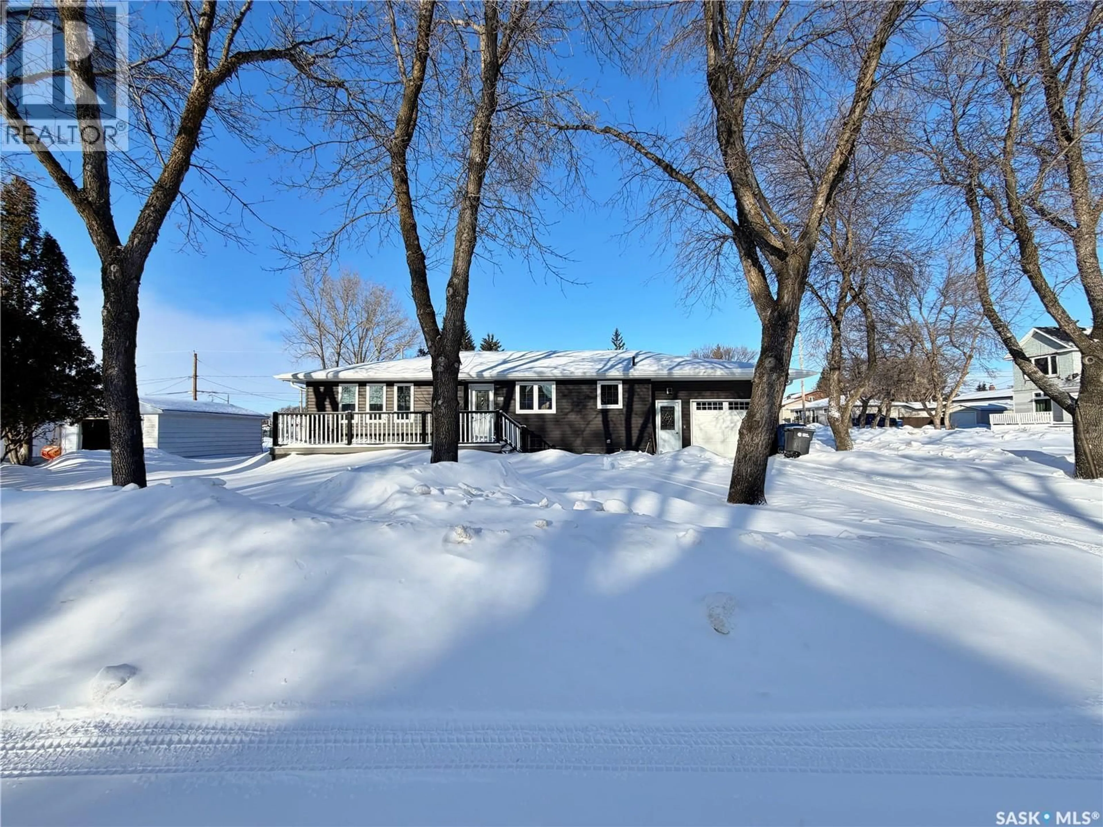 A pic from outside/outdoor area/front of a property/back of a property/a pic from drone, street for 902 ELLICE STREET, Moosomin Saskatchewan S0G3N0