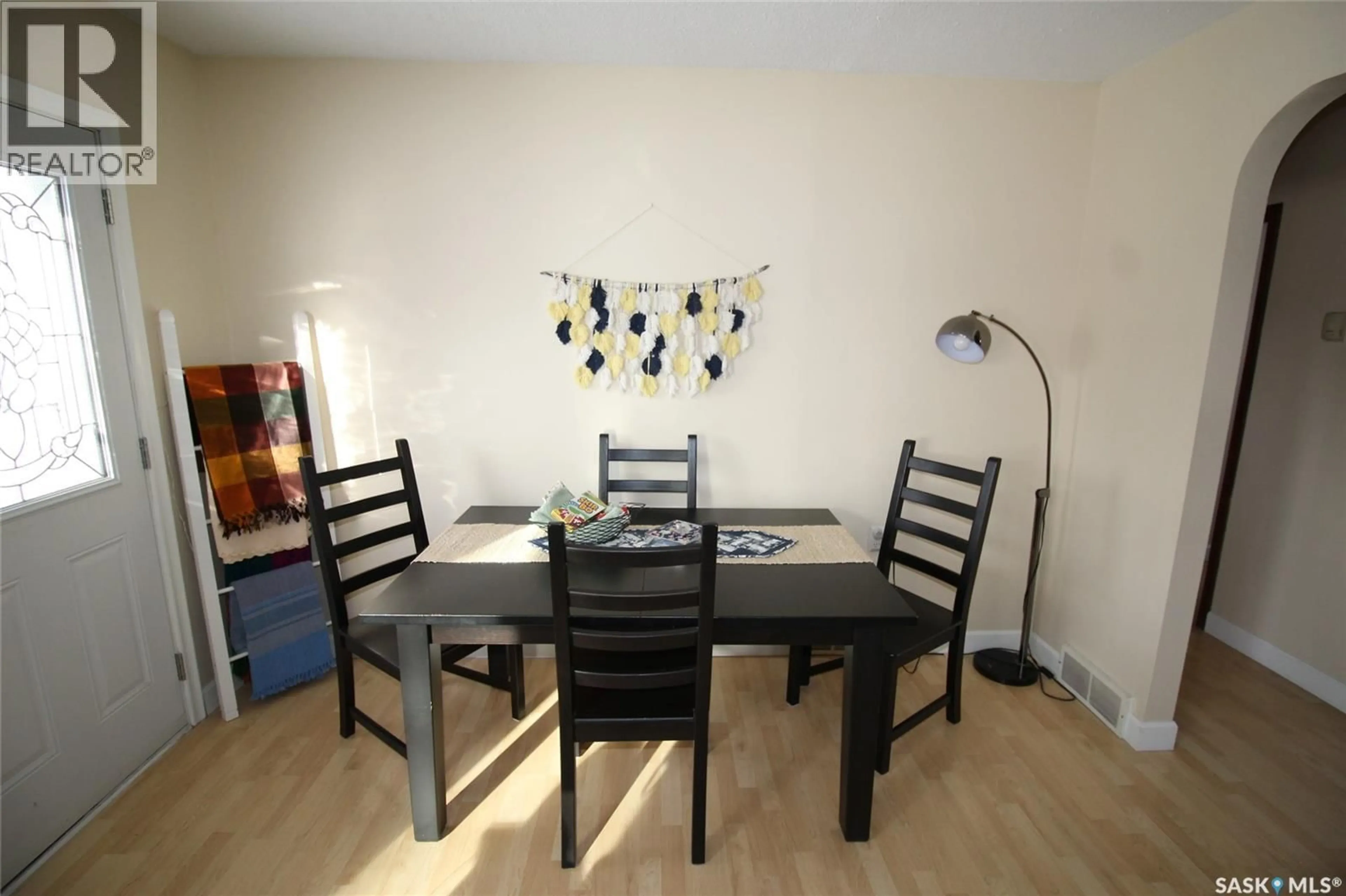 Dining room, wood/laminate floor for 644 1ST STREET, Shaunavon Saskatchewan S0N2M0