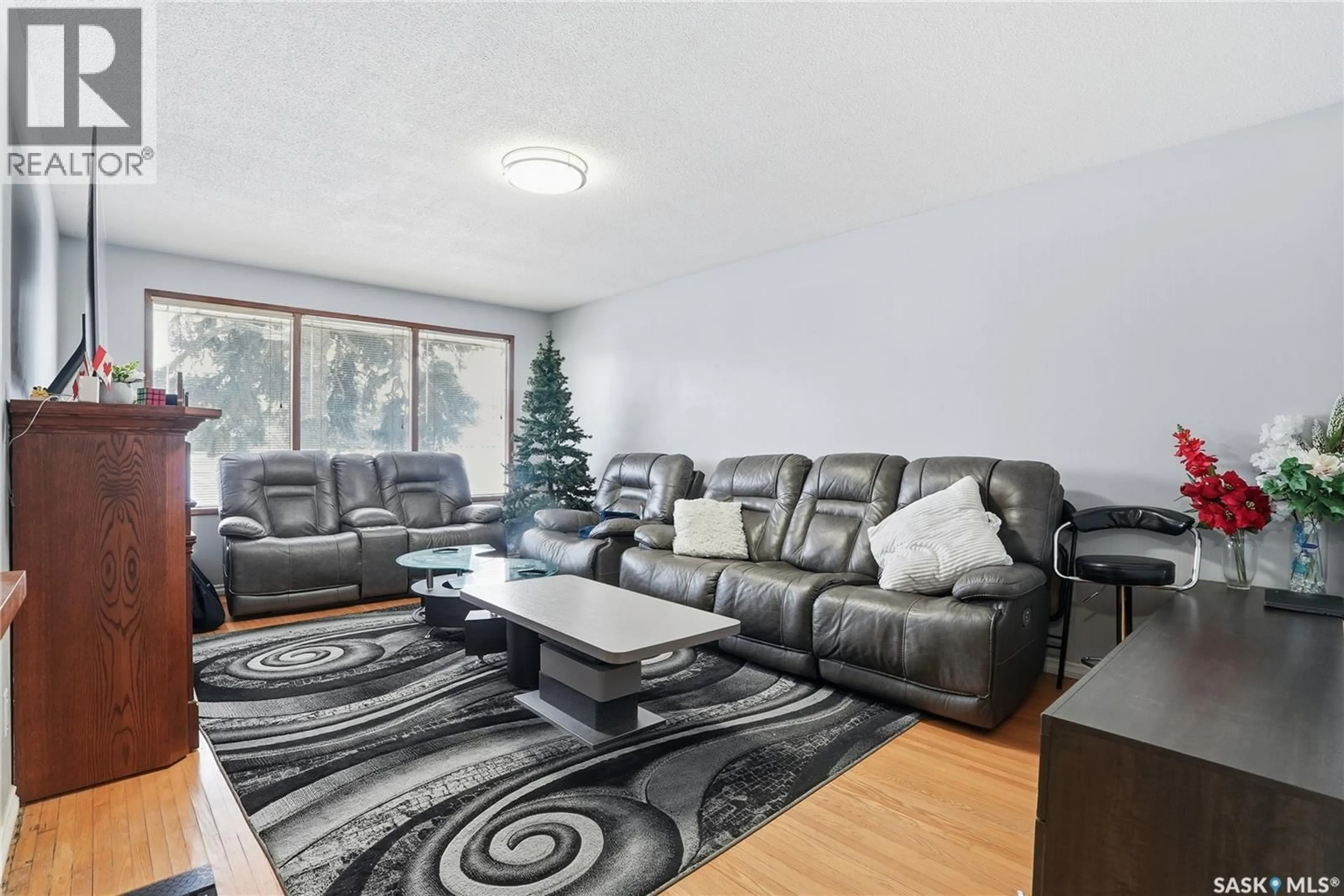 Living room with furniture, unknown for 342 ACADIA DRIVE, Saskatoon Saskatchewan S7H3V6
