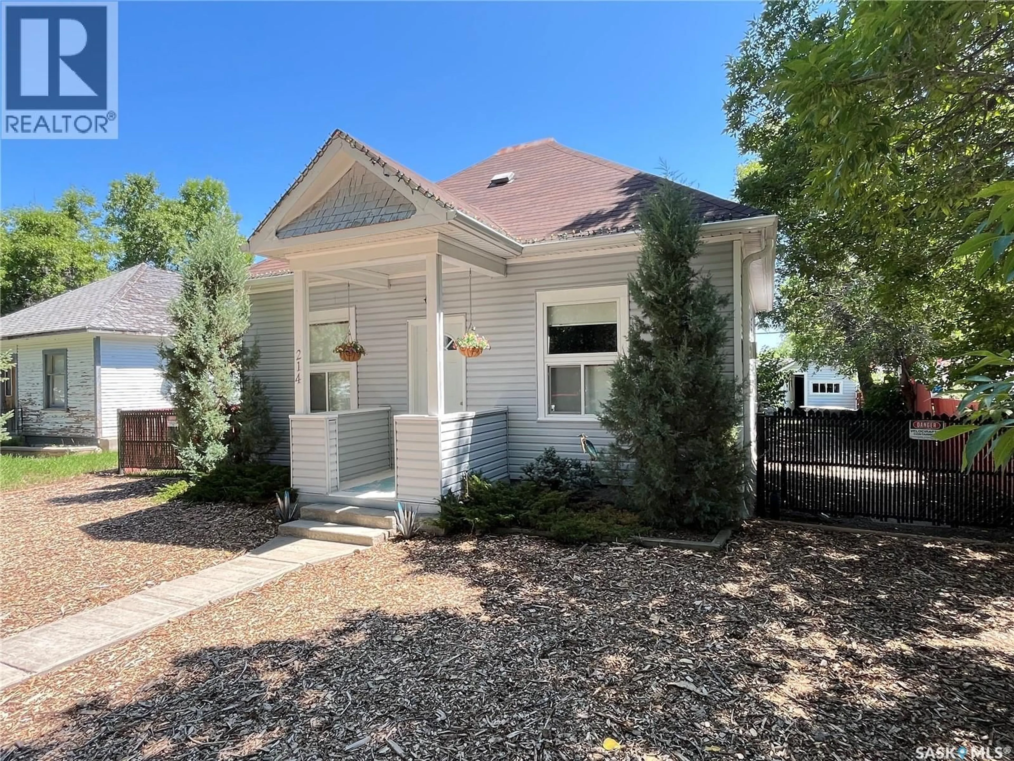 Home with vinyl exterior material, street for 214 MARSH STREET, Maple Creek Saskatchewan S0N1N0