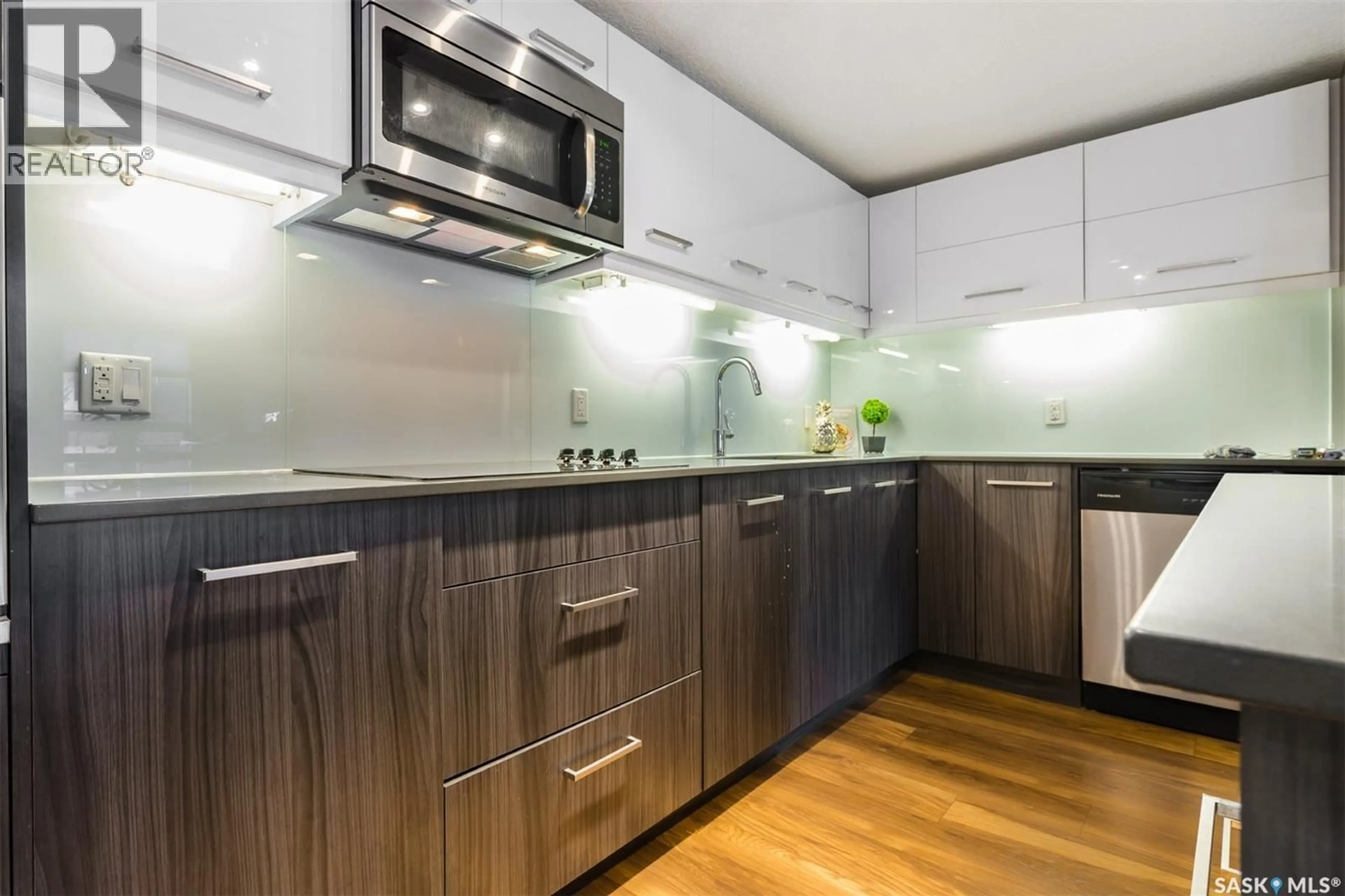 Contemporary kitchen, wood/laminate floor for S - 418 C AVENUE, Saskatoon Saskatchewan S7M1N6