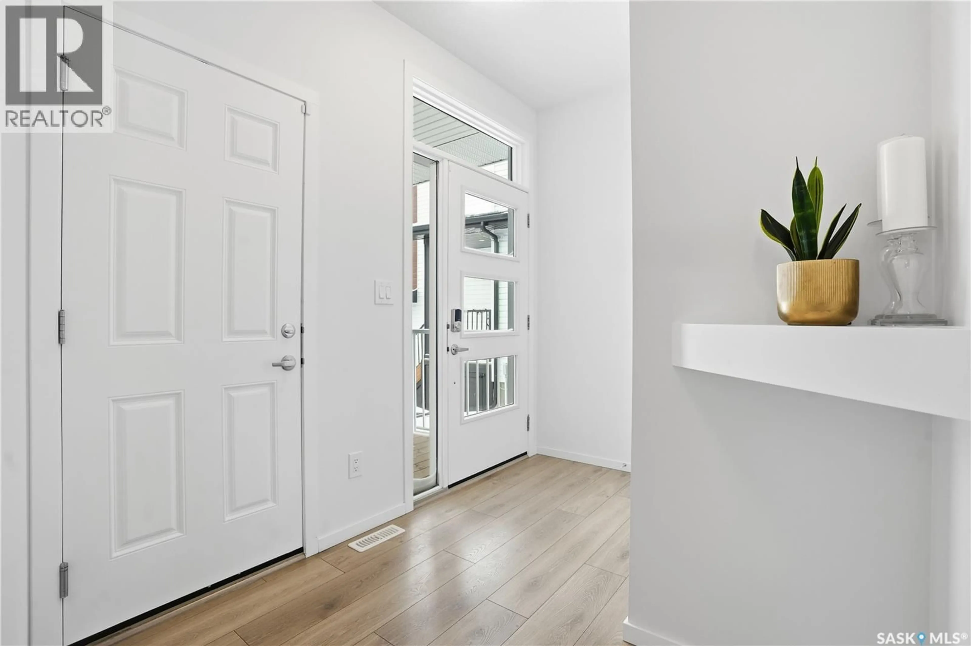 Indoor entryway for 3033 BELLEGARDE CRESCENT, Regina Saskatchewan S4V3W3