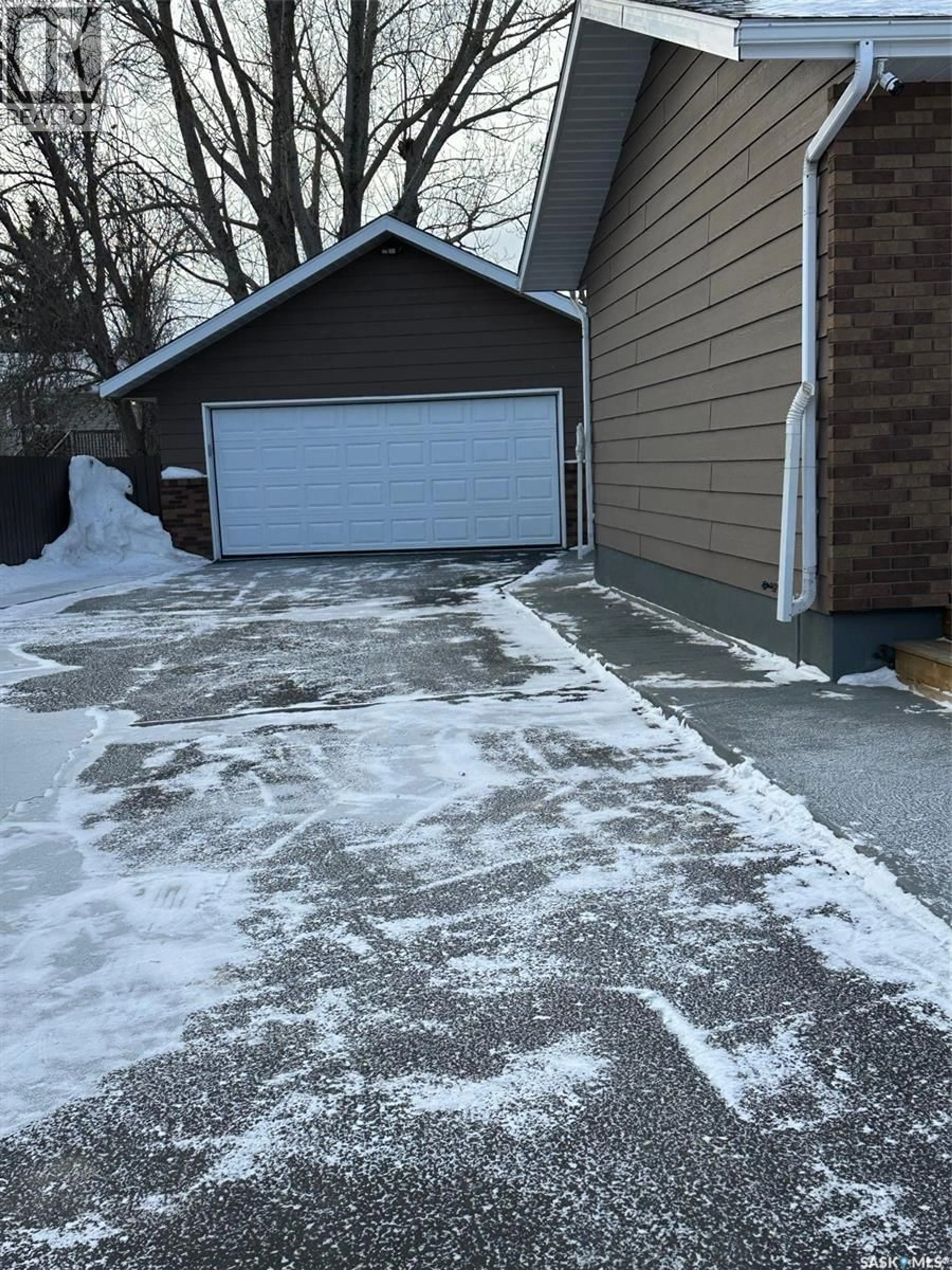 Indoor garage for 1483 MATHER CRESCENT, Estevan Saskatchewan S4A2J8