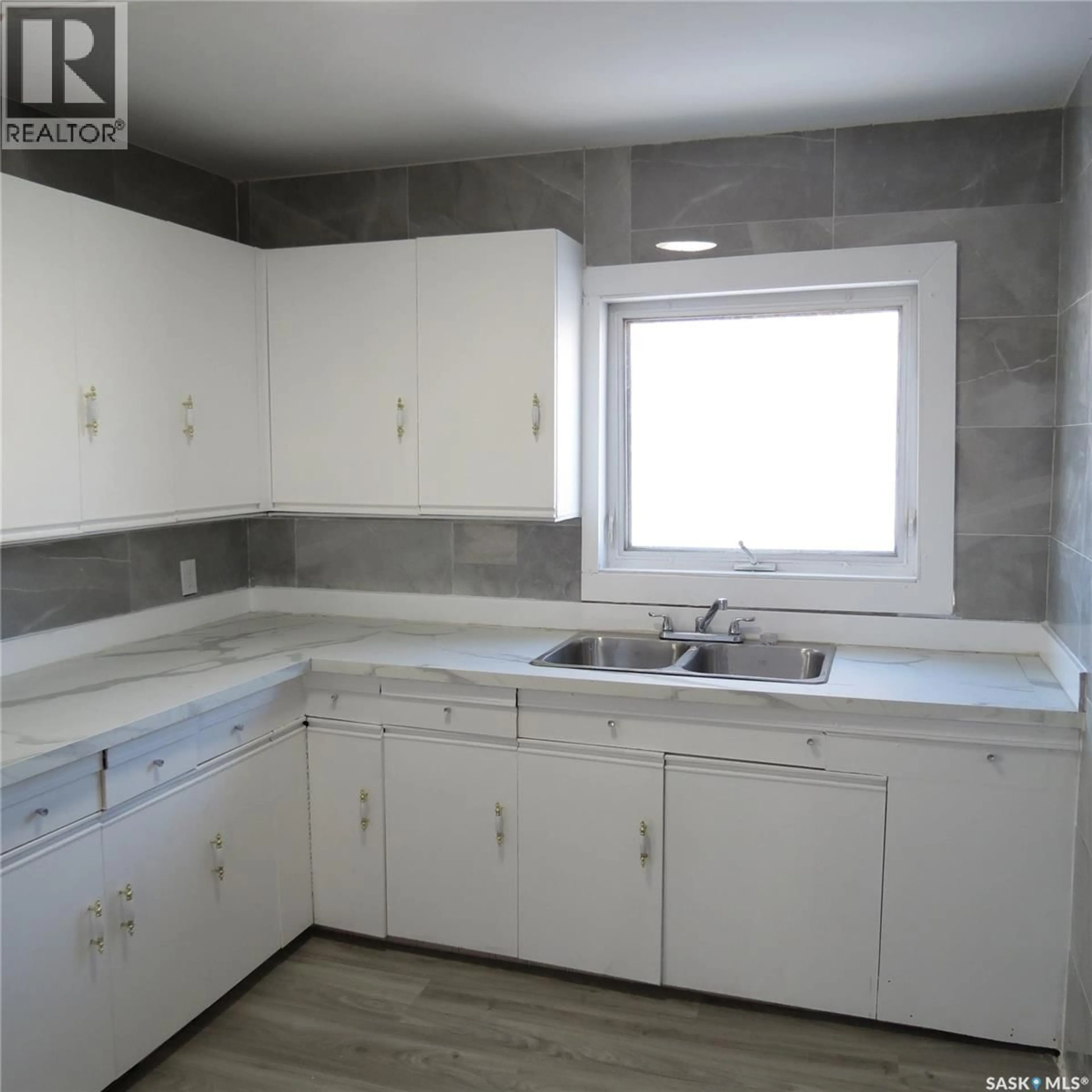 Standard kitchen, unknown for 350 OSLER STREET, Regina Saskatchewan S4R1V7