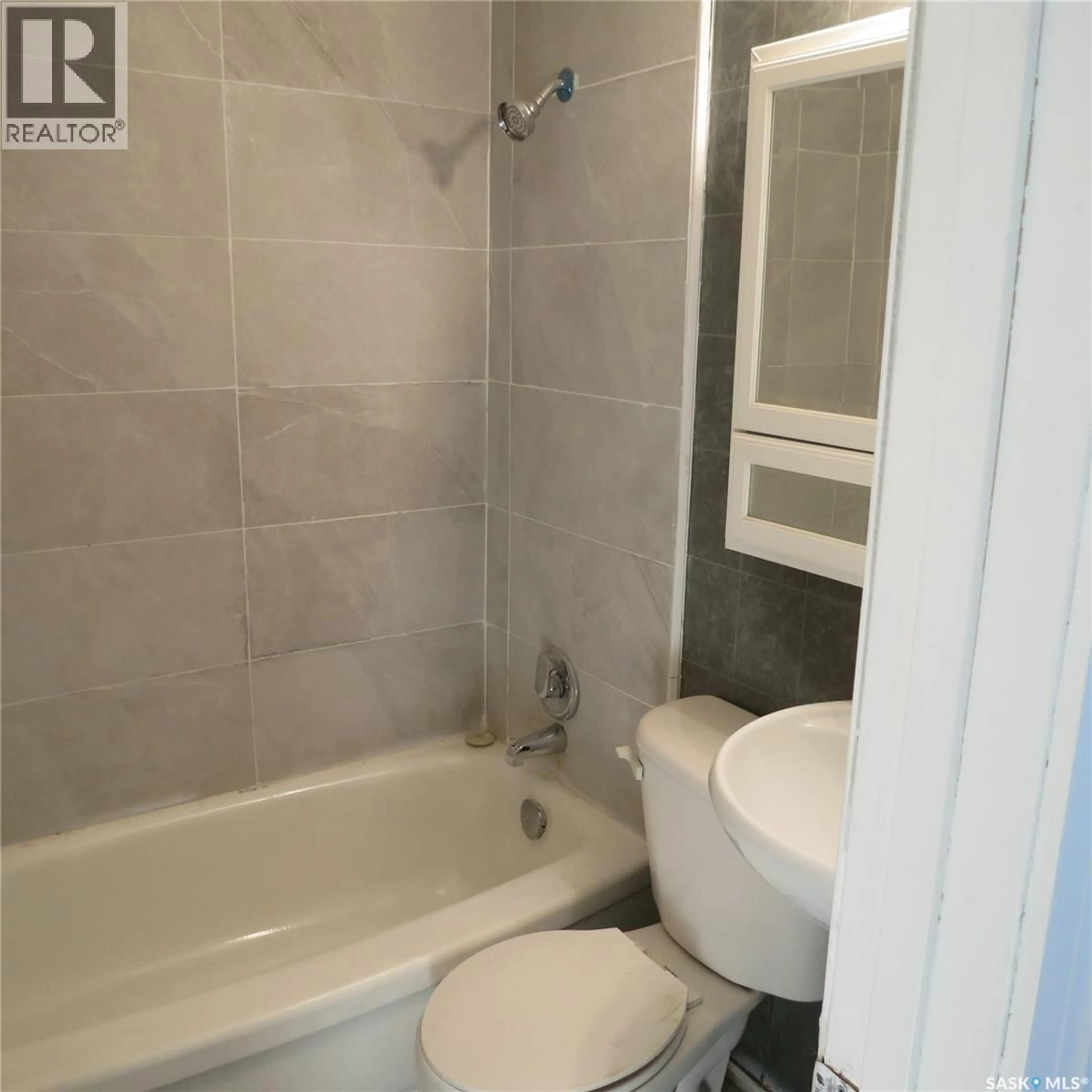 Standard bathroom, ceramic/tile floor for 350 OSLER STREET, Regina Saskatchewan S4R1V7