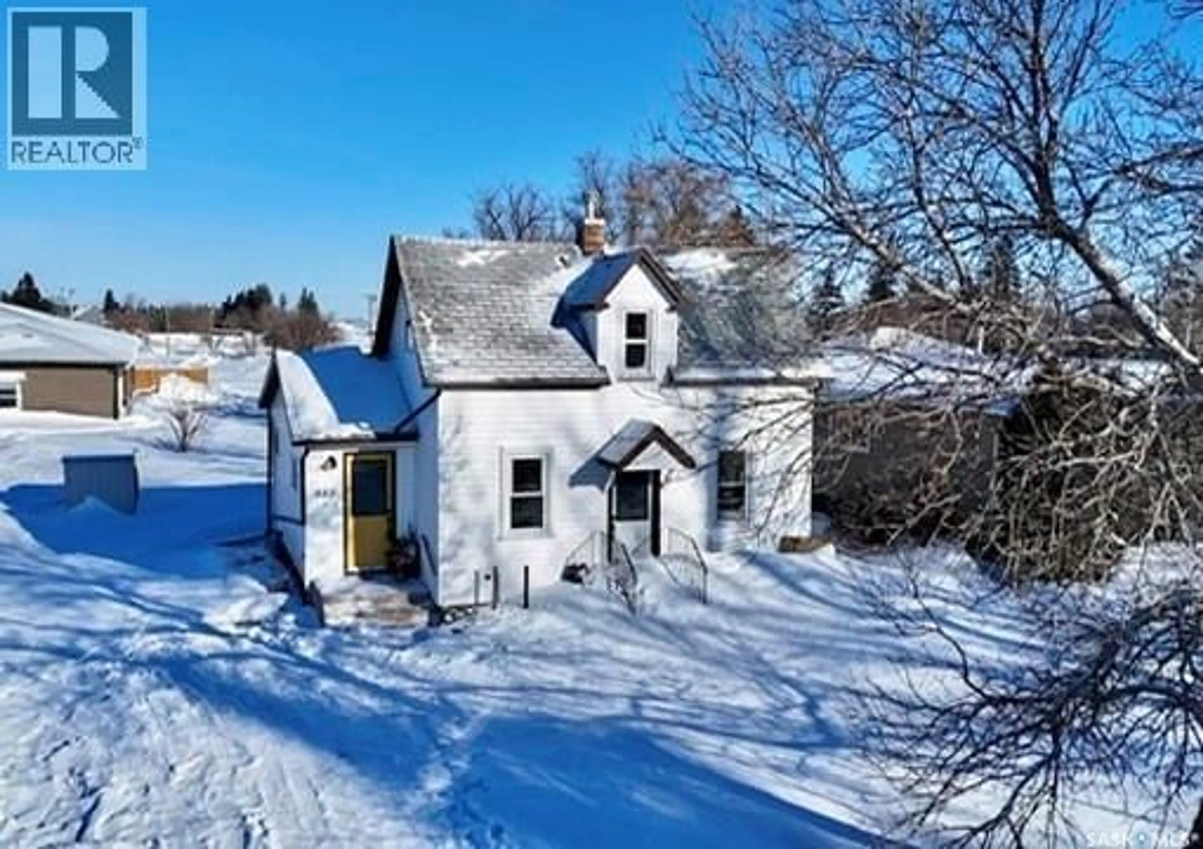 A pic from outside/outdoor area/front of a property/back of a property/a pic from drone, street for 510 WELLS AVENUE, Langenburg Saskatchewan S0A2A0