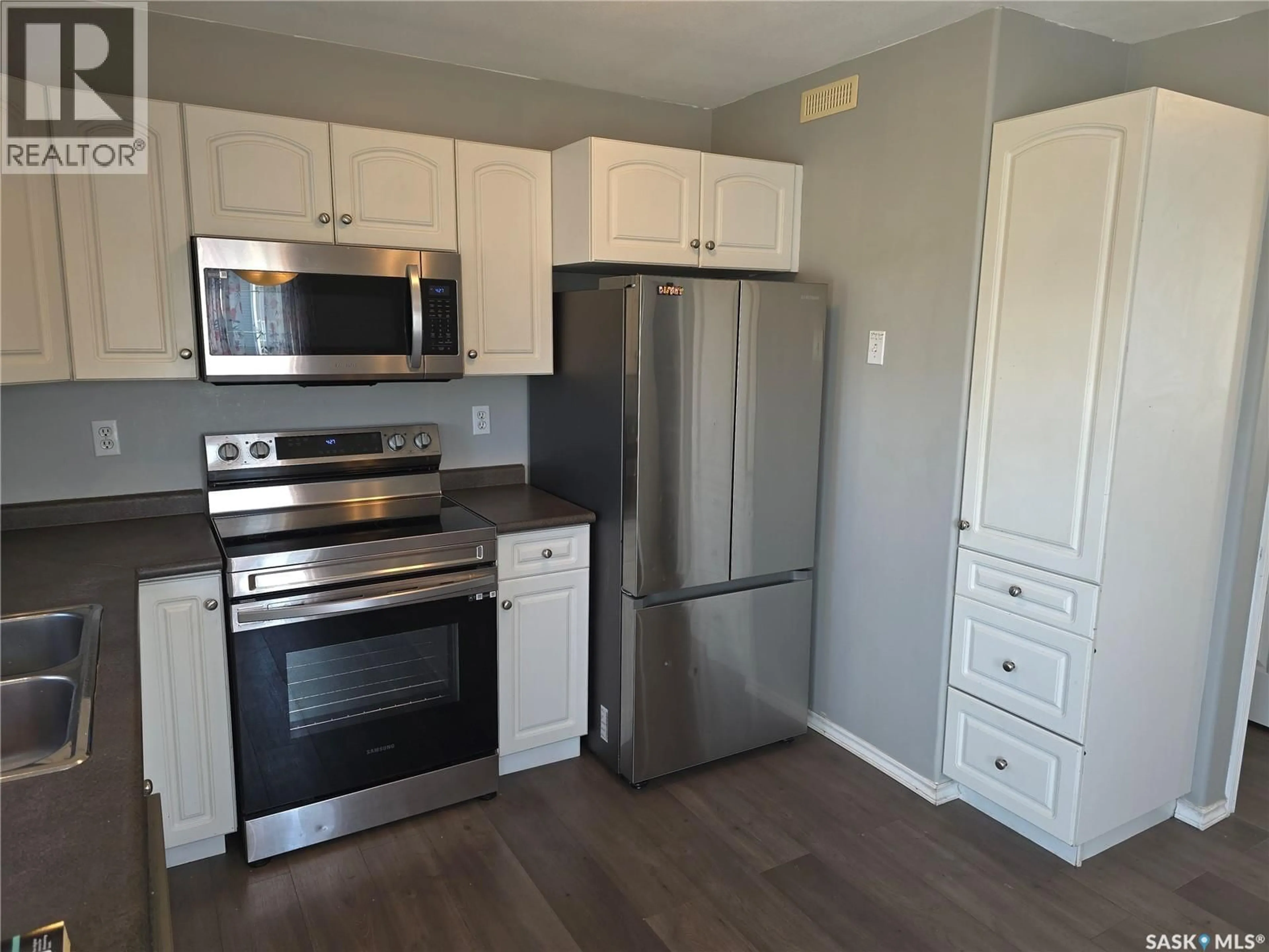 Standard kitchen, wood/laminate floor for 1 302 HEROLD ROAD, Saskatoon Saskatchewan S7V1J3