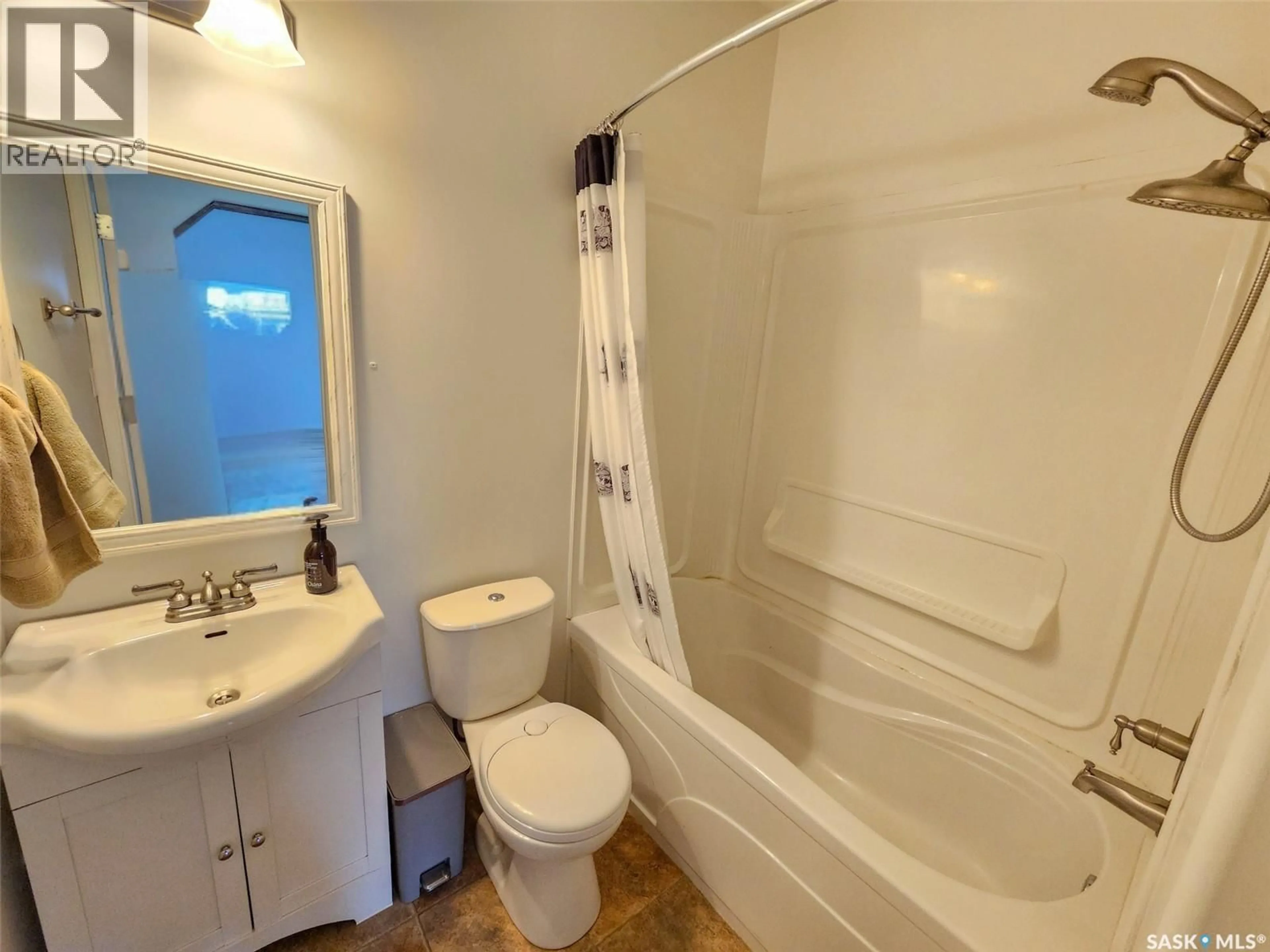 Standard bathroom, ceramic/tile floor for 251 5TH AVENUE, Swift Current Saskatchewan S9H3M9