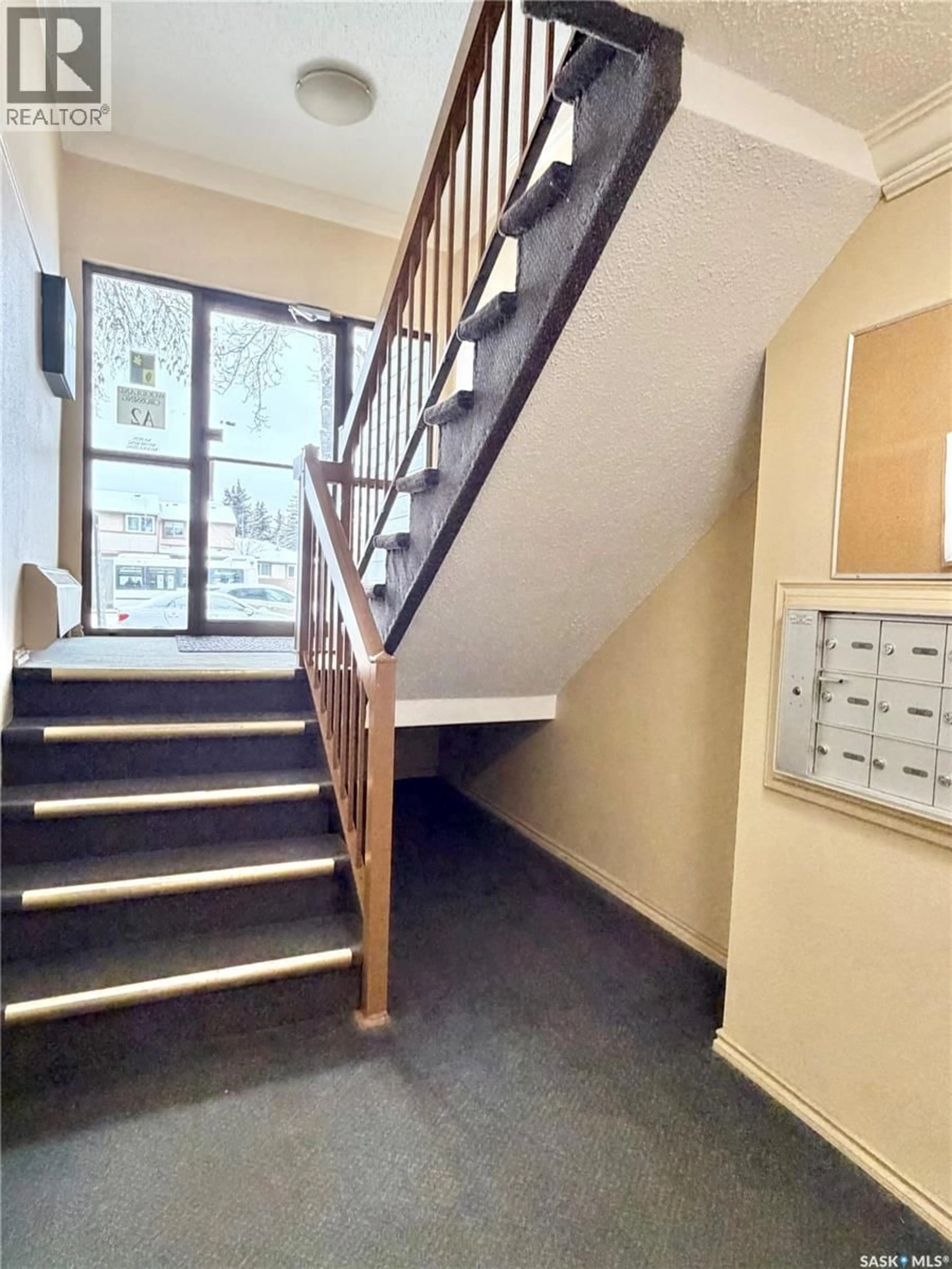 Indoor foyer for 106A - 1121 MCKERCHER DRIVE, Saskatoon Saskatchewan S7H5B8