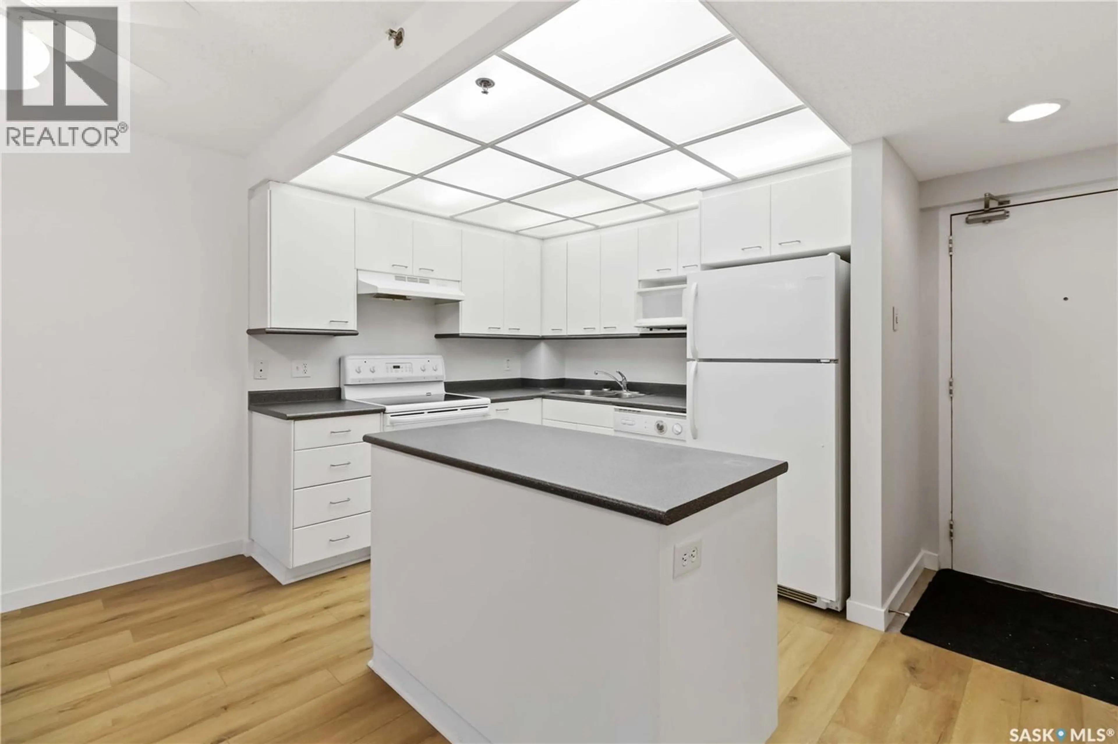 Standard kitchen, unknown for 103 - 525 3RD AVENUE, Saskatoon Saskatchewan S7K2J6