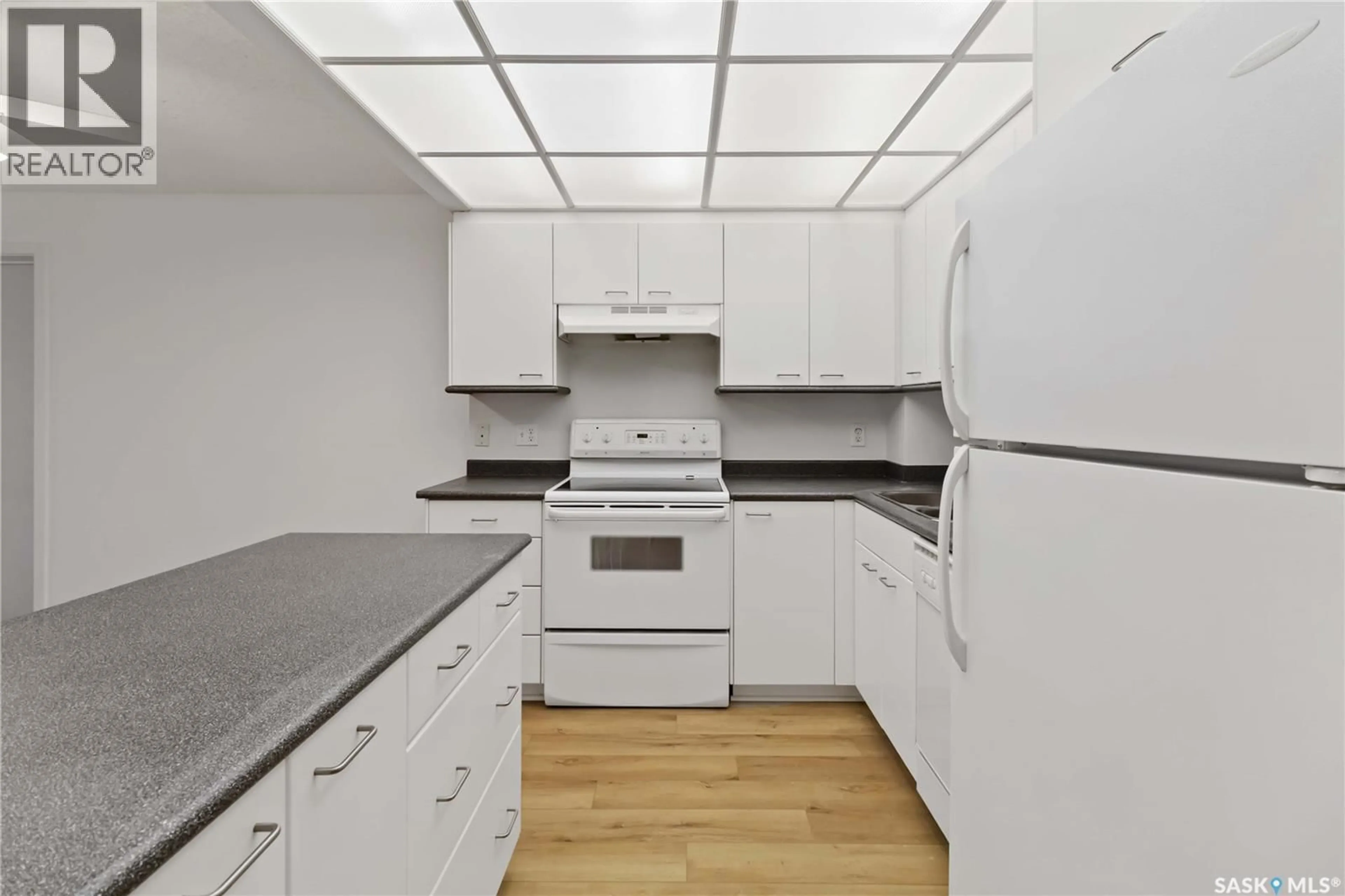 Standard kitchen, unknown for 103 - 525 3RD AVENUE, Saskatoon Saskatchewan S7K2J6