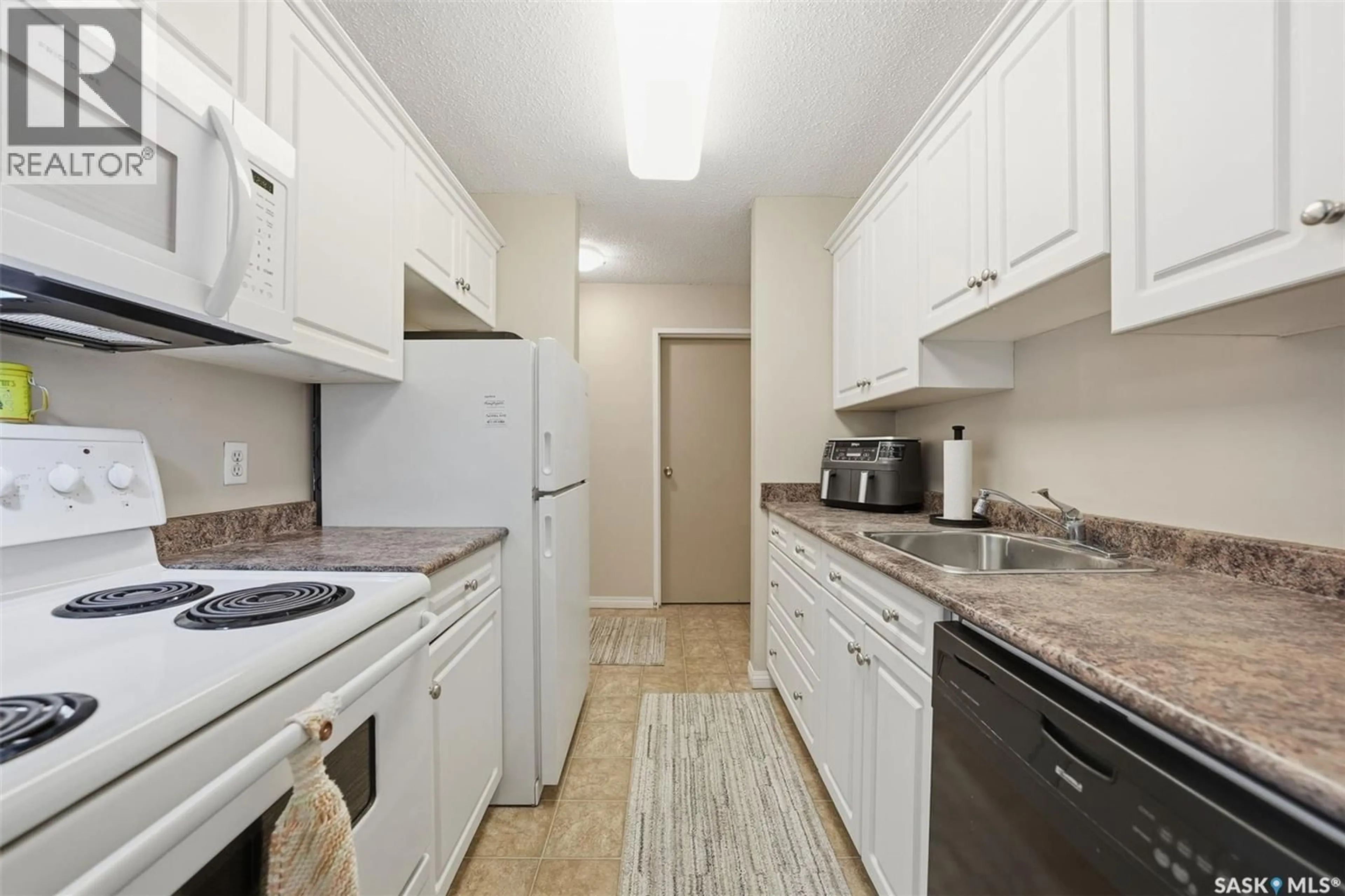 Standard kitchen, unknown for 418 1580 OLIVE DIEFENBAKER DRIVE, Prince Albert Saskatchewan S6V7M6