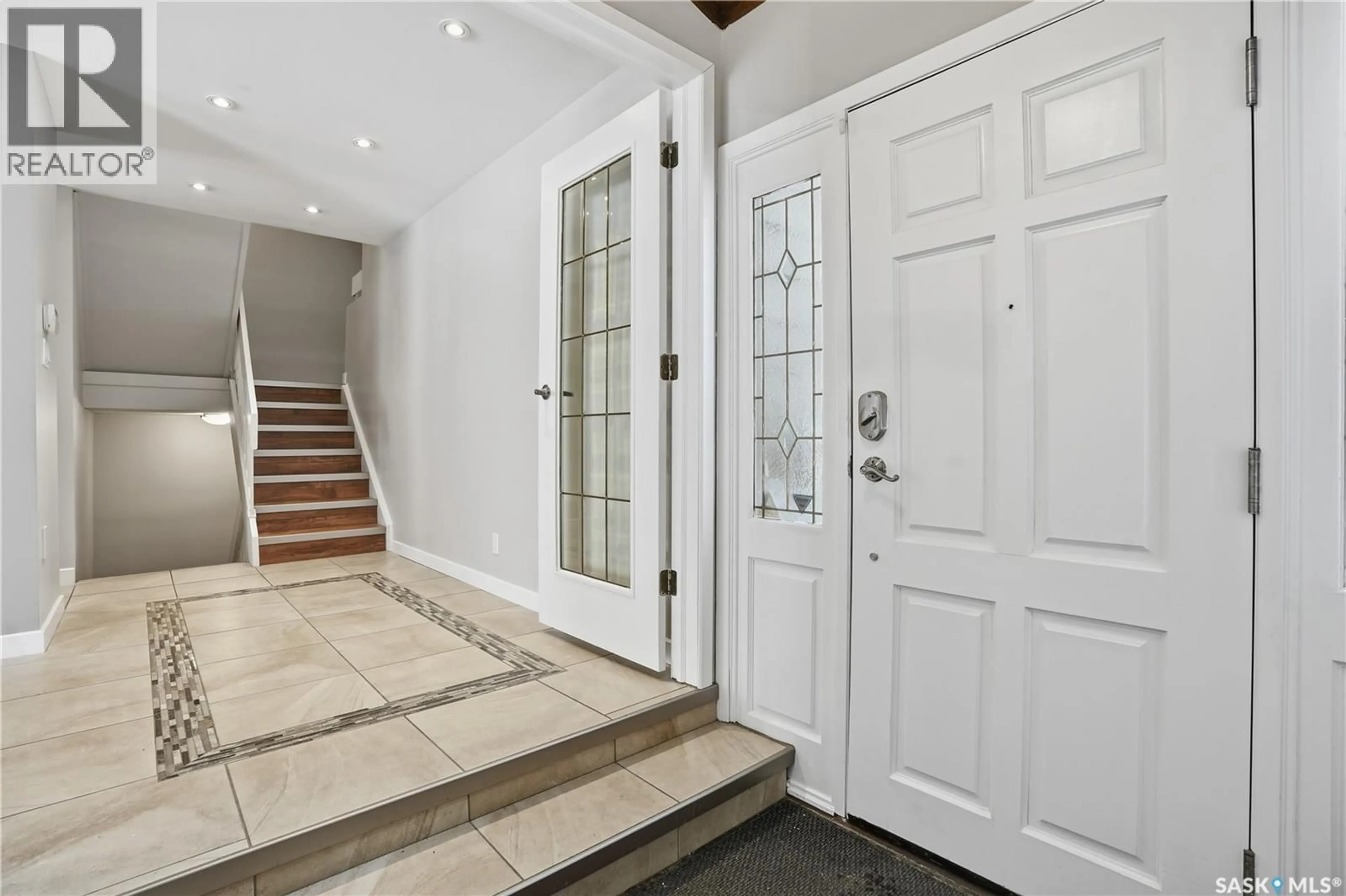 Indoor foyer for 19 MARTIN CRESCENT, Regina Saskatchewan S4S6L6