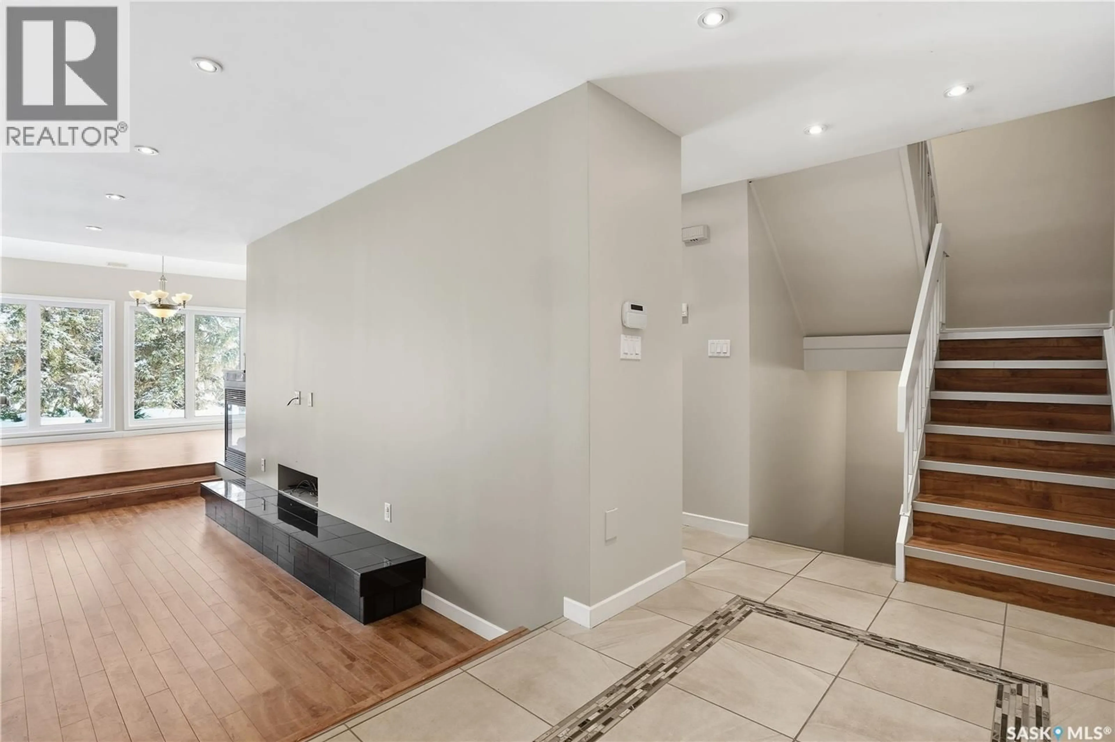 Indoor entryway for 19 MARTIN CRESCENT, Regina Saskatchewan S4S6L6