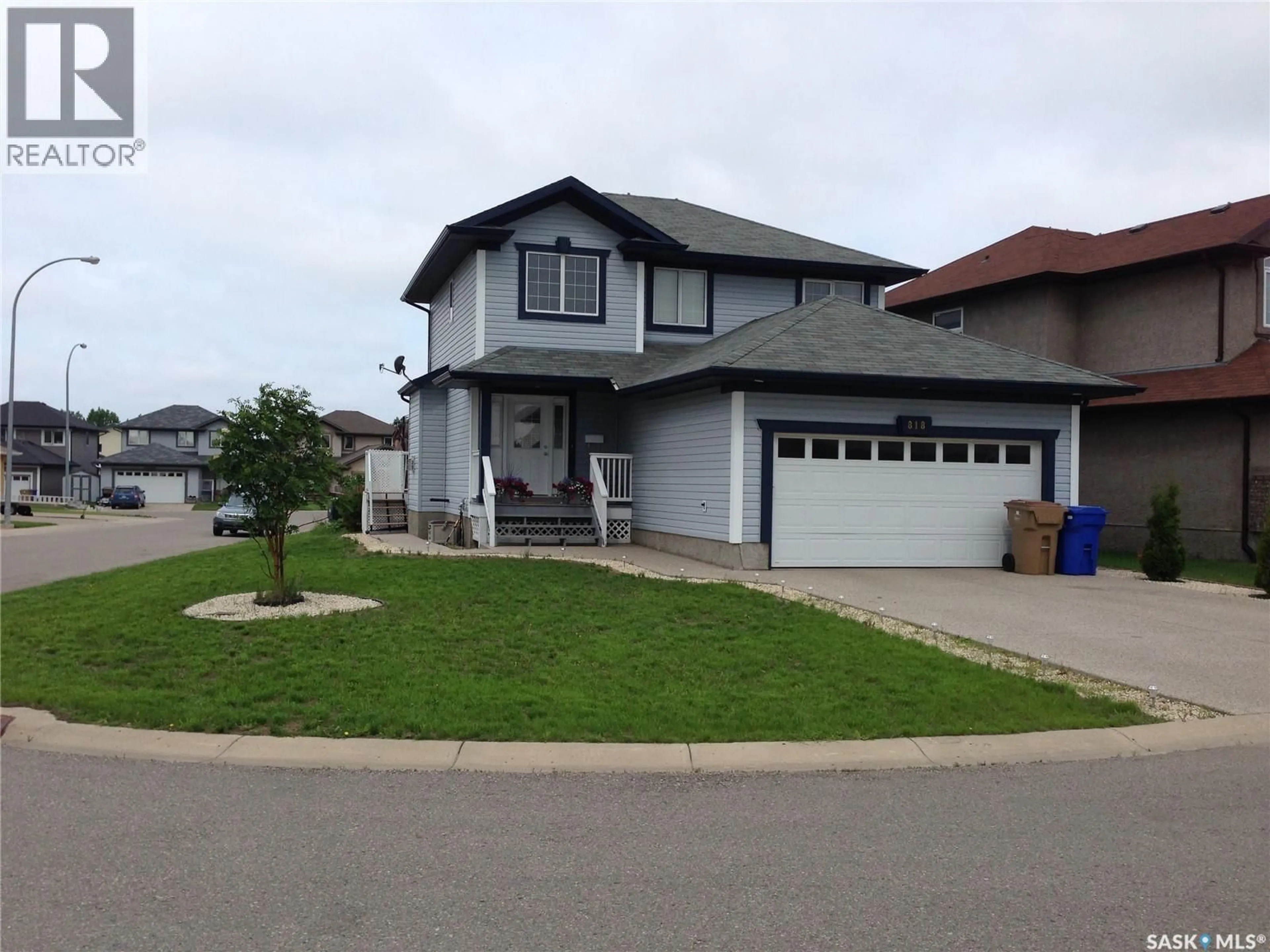 Home with vinyl exterior material, street for 818 BLUEBIRD CRESCENT, Regina Saskatchewan S4N7S4