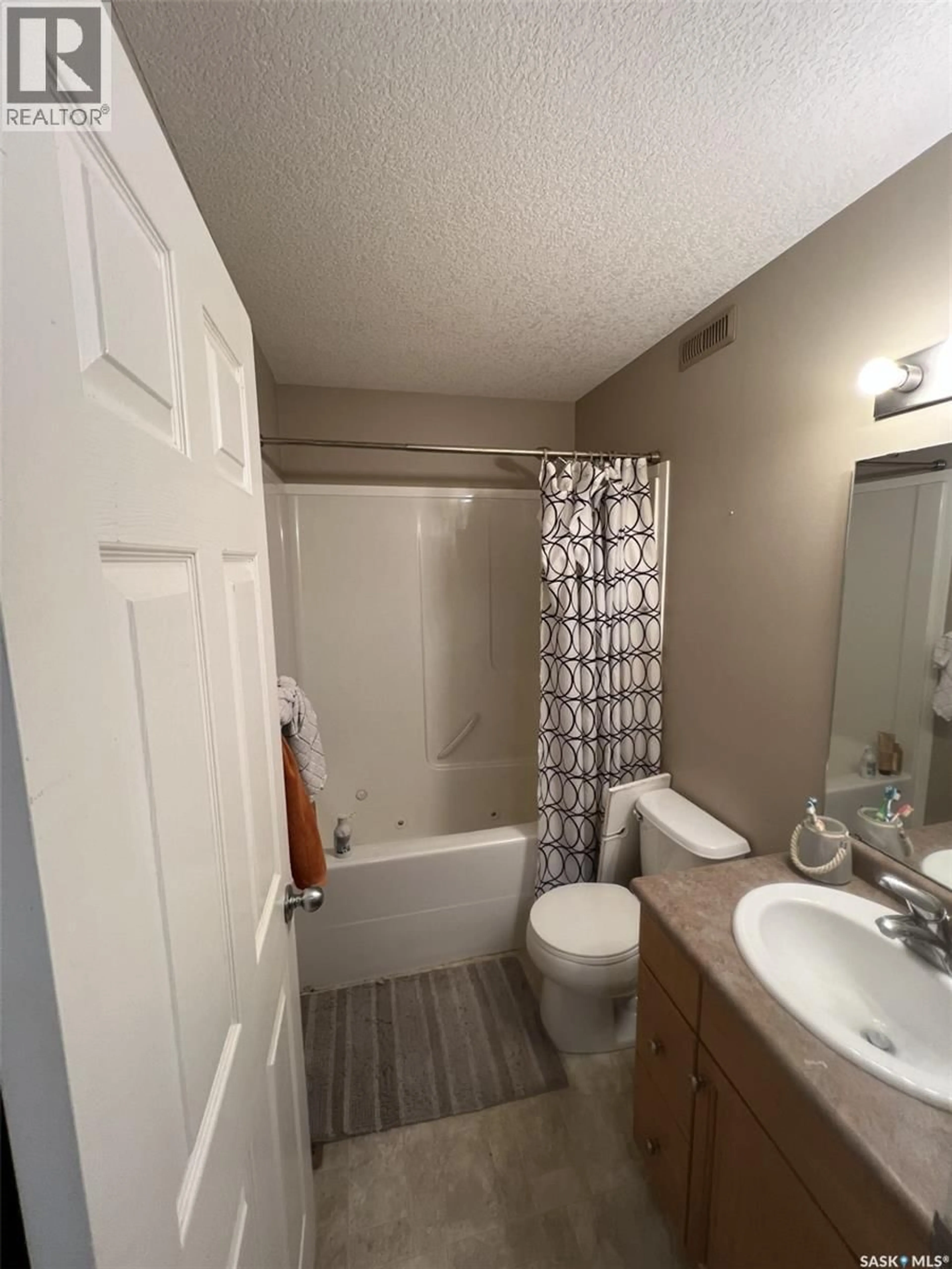 Standard bathroom, unknown for 818 BLUEBIRD CRESCENT, Regina Saskatchewan S4N7S4