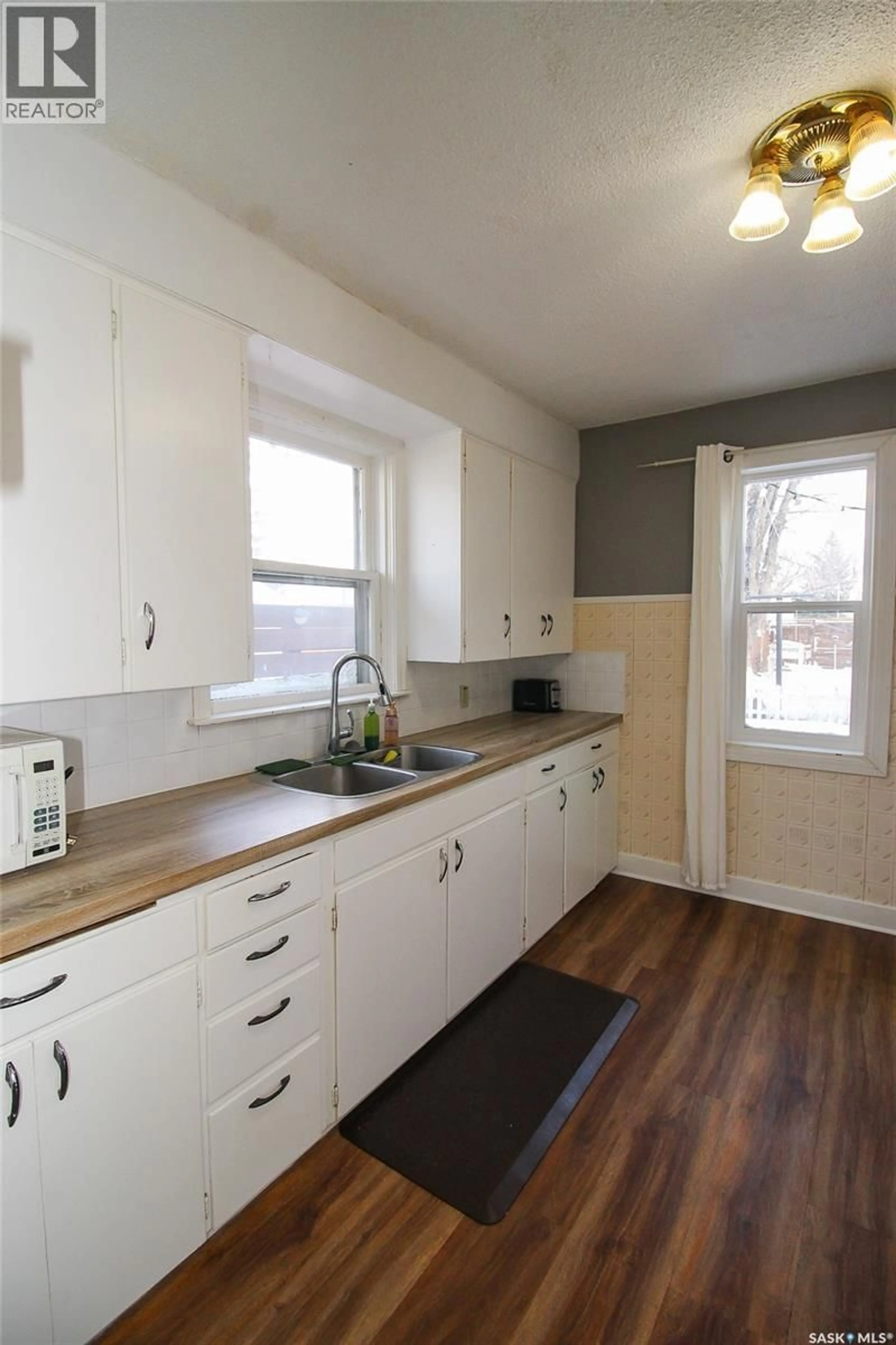 Standard kitchen, unknown for 688 1ST STREET, Shaunavon Saskatchewan S0N2M0