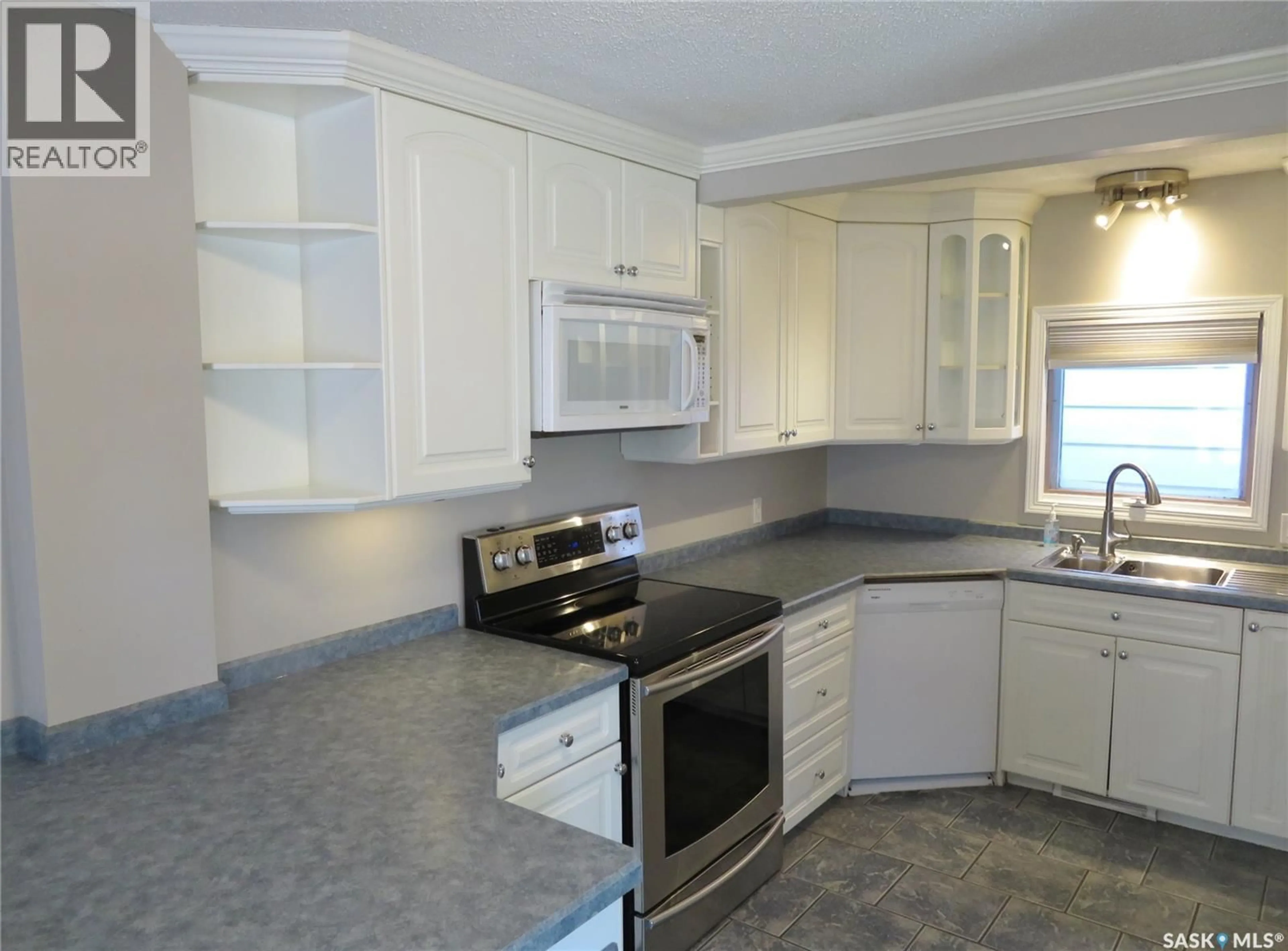 Standard kitchen, ceramic/tile floor for 1506 E AVENUE N, Saskatoon Saskatchewan S7L1T8