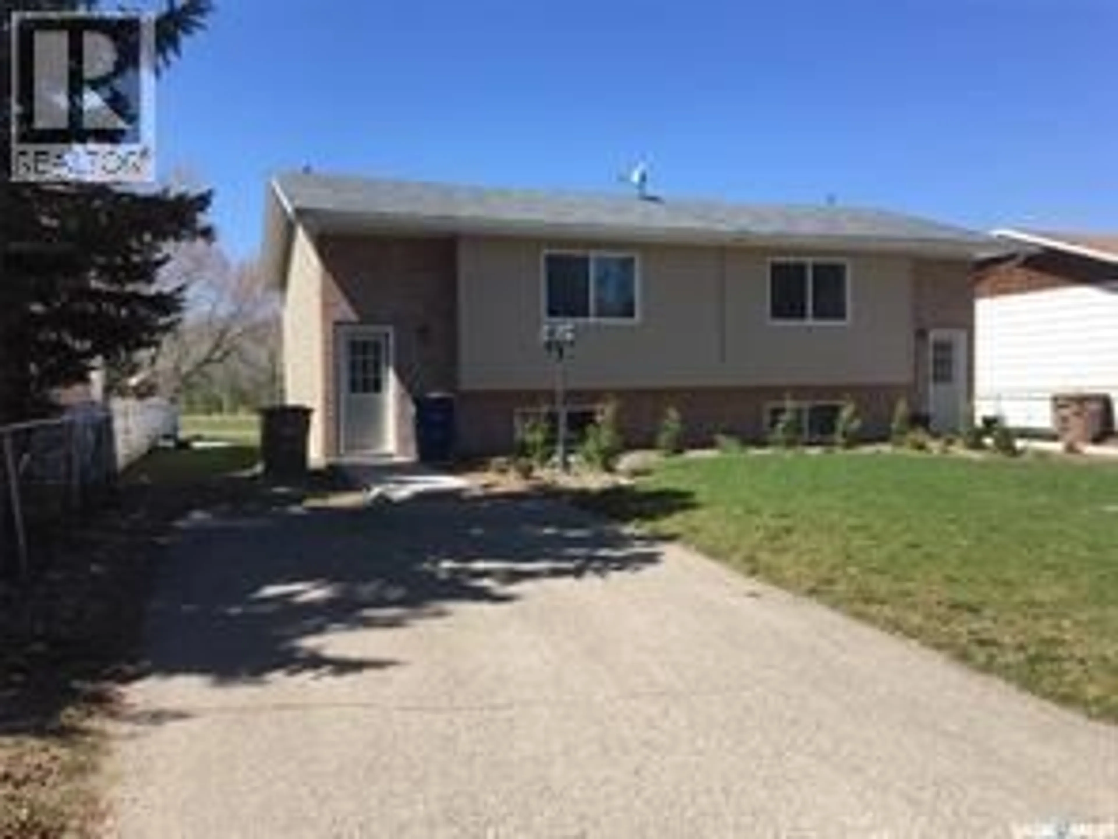 Home with vinyl exterior material, street for 633/635 3RD STREET, Wadena Saskatchewan S0A4J0