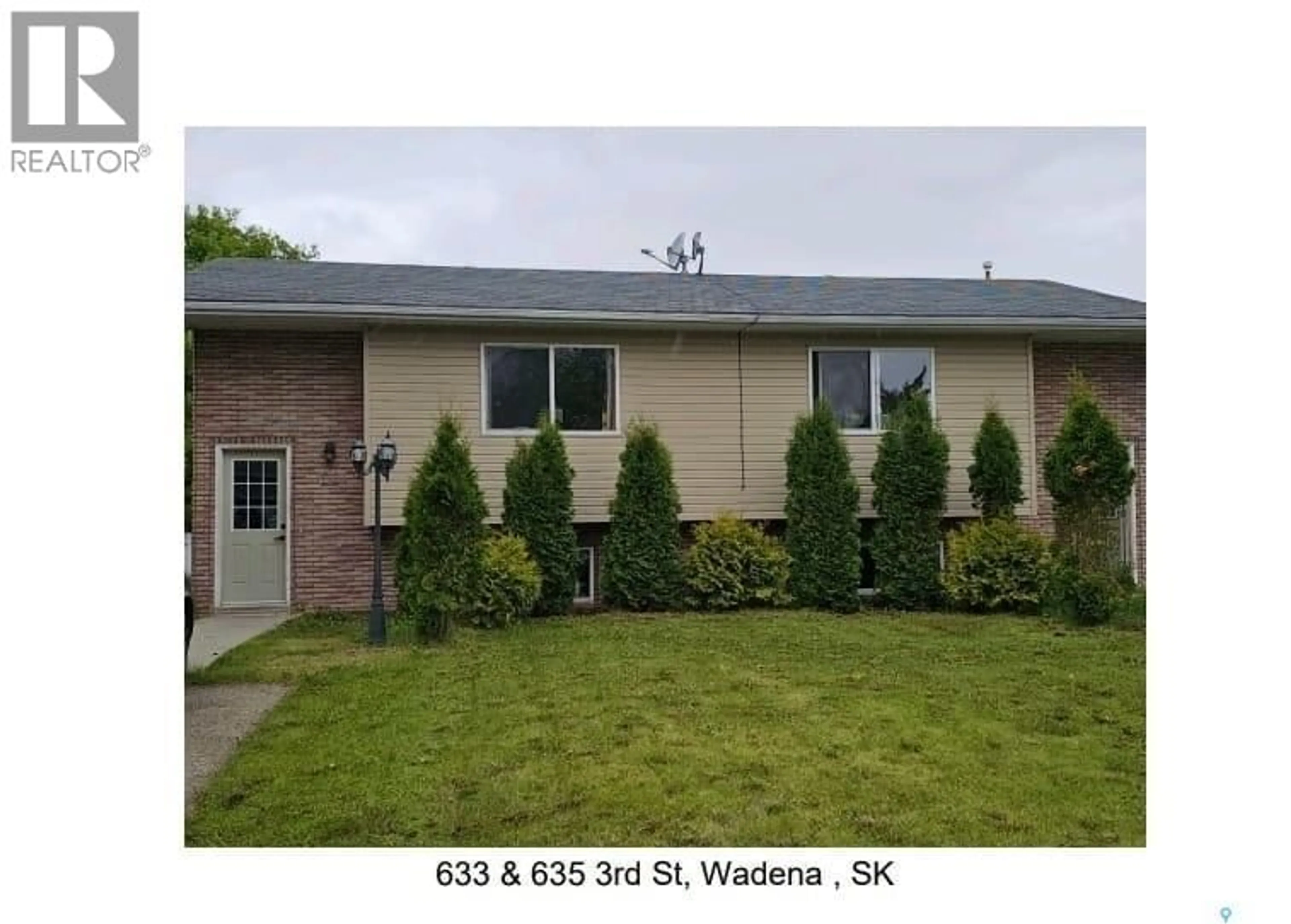 Home with vinyl exterior material, street for 633/635 3RD STREET, Wadena Saskatchewan S0A4J0