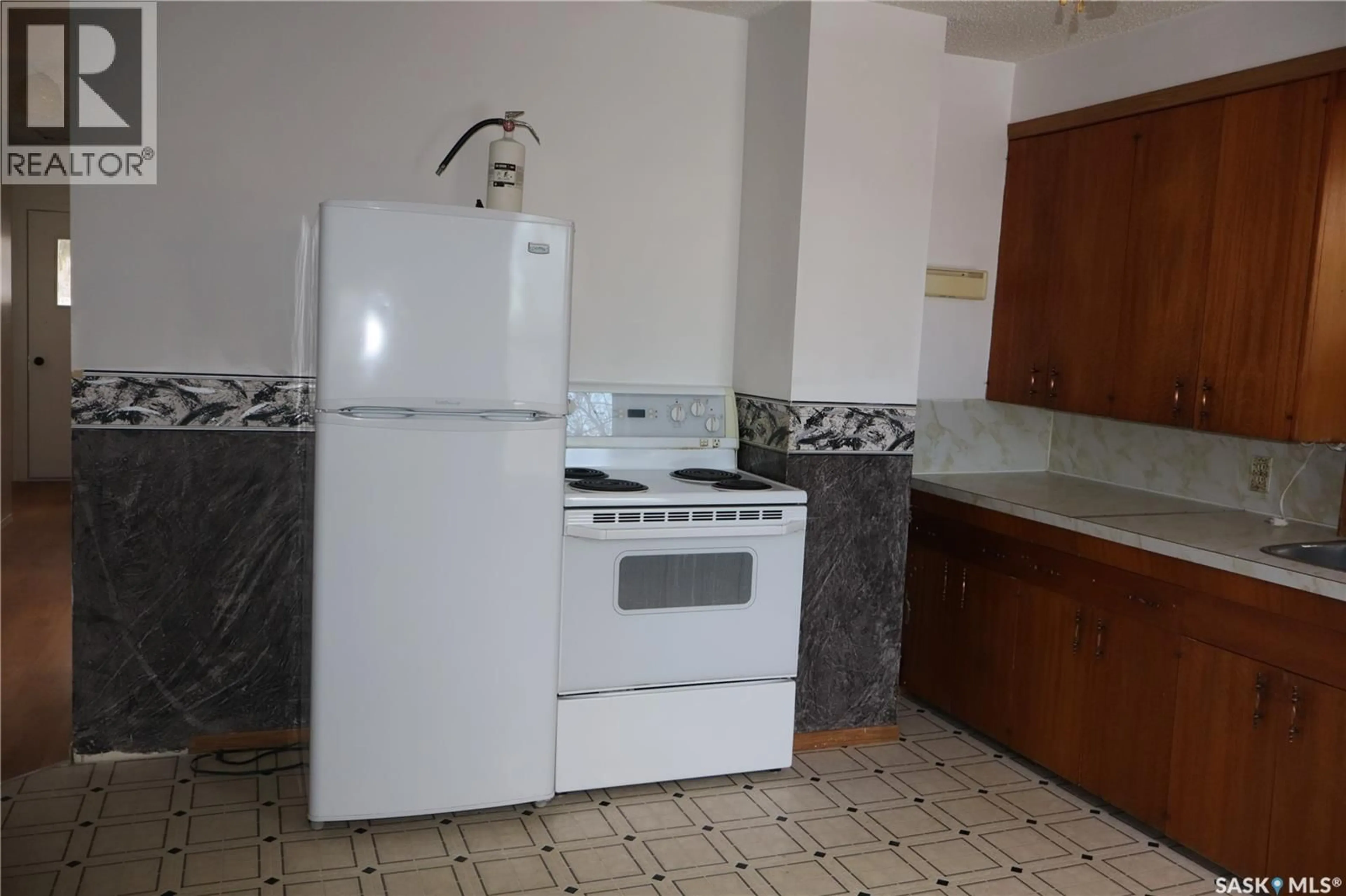 Standard kitchen, ceramic/tile floor for 315 7TH AVENUE, Assiniboia Saskatchewan S0H0B0