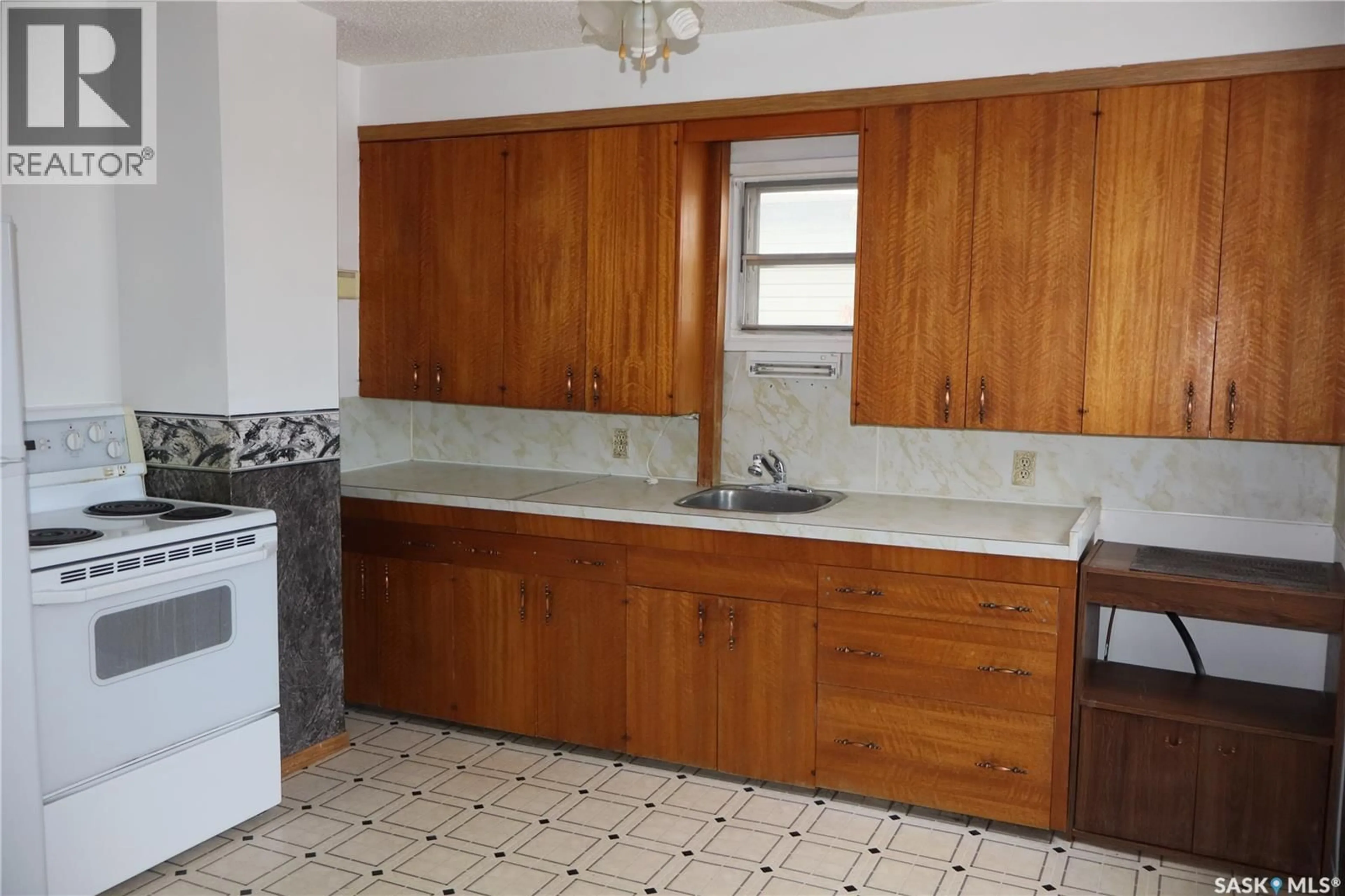 Standard kitchen, ceramic/tile floor for 315 7TH AVENUE, Assiniboia Saskatchewan S0H0B0