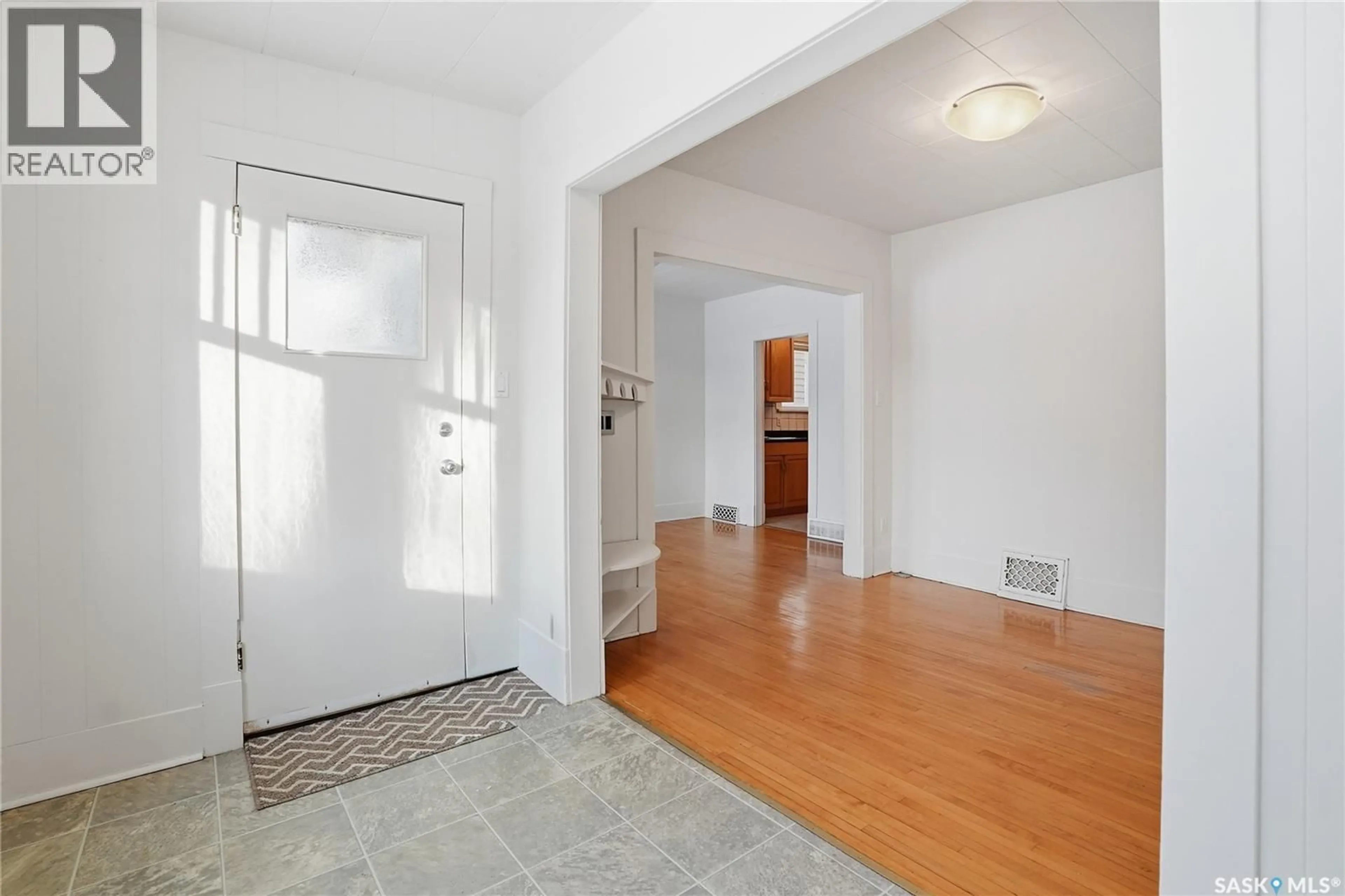 Indoor entryway for 912 5TH AVENUE, Saskatoon Saskatchewan S7K2S1