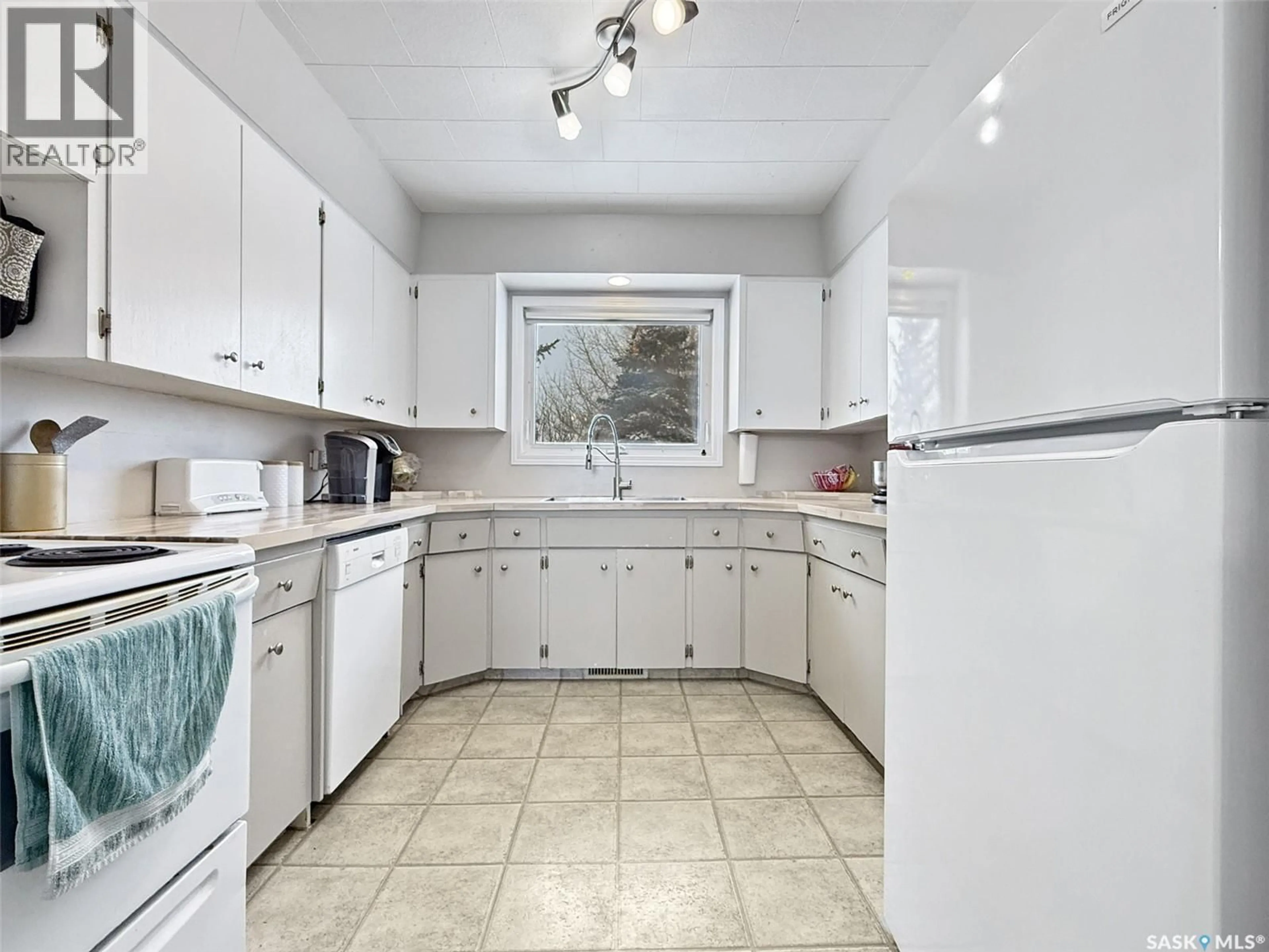 Standard kitchen, ceramic/tile floor for Rm - COULEE ACREAGE, Coulee Rm No. 136 Saskatchewan S0N2Y0