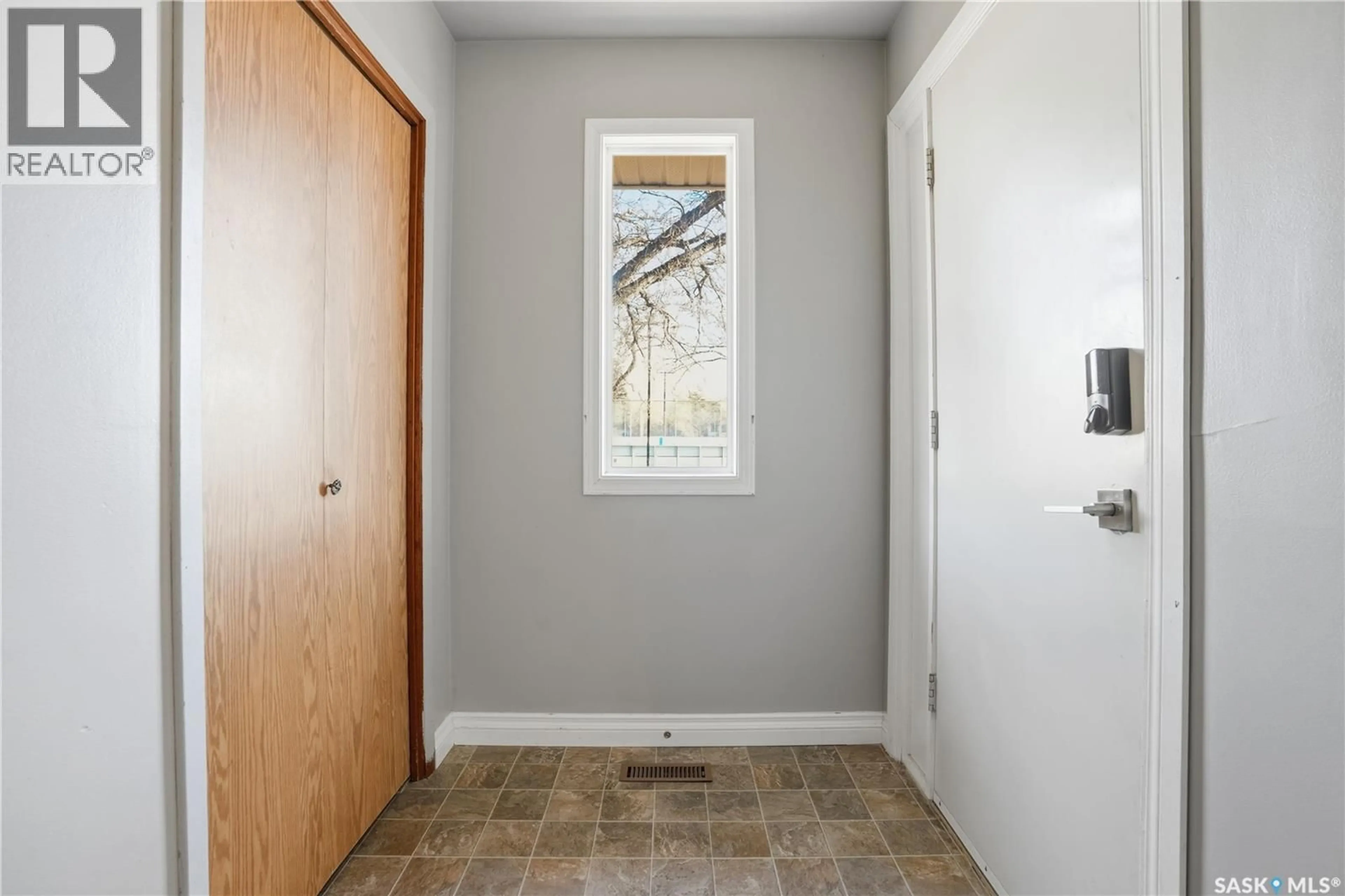Indoor entryway for 918 GARNET STREET, Regina Saskatchewan S4T2X5